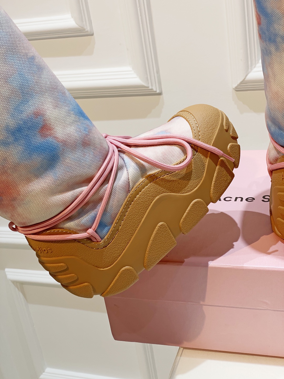 “AcneStudios Snow Boots: Stylish, Cozy, Secure Winter Footwear with Unique Design” - 图片 7