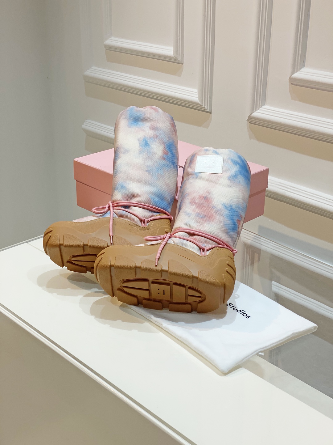 “AcneStudios Snow Boots: Stylish, Cozy, Secure Winter Footwear with Unique Design” - 图片 4