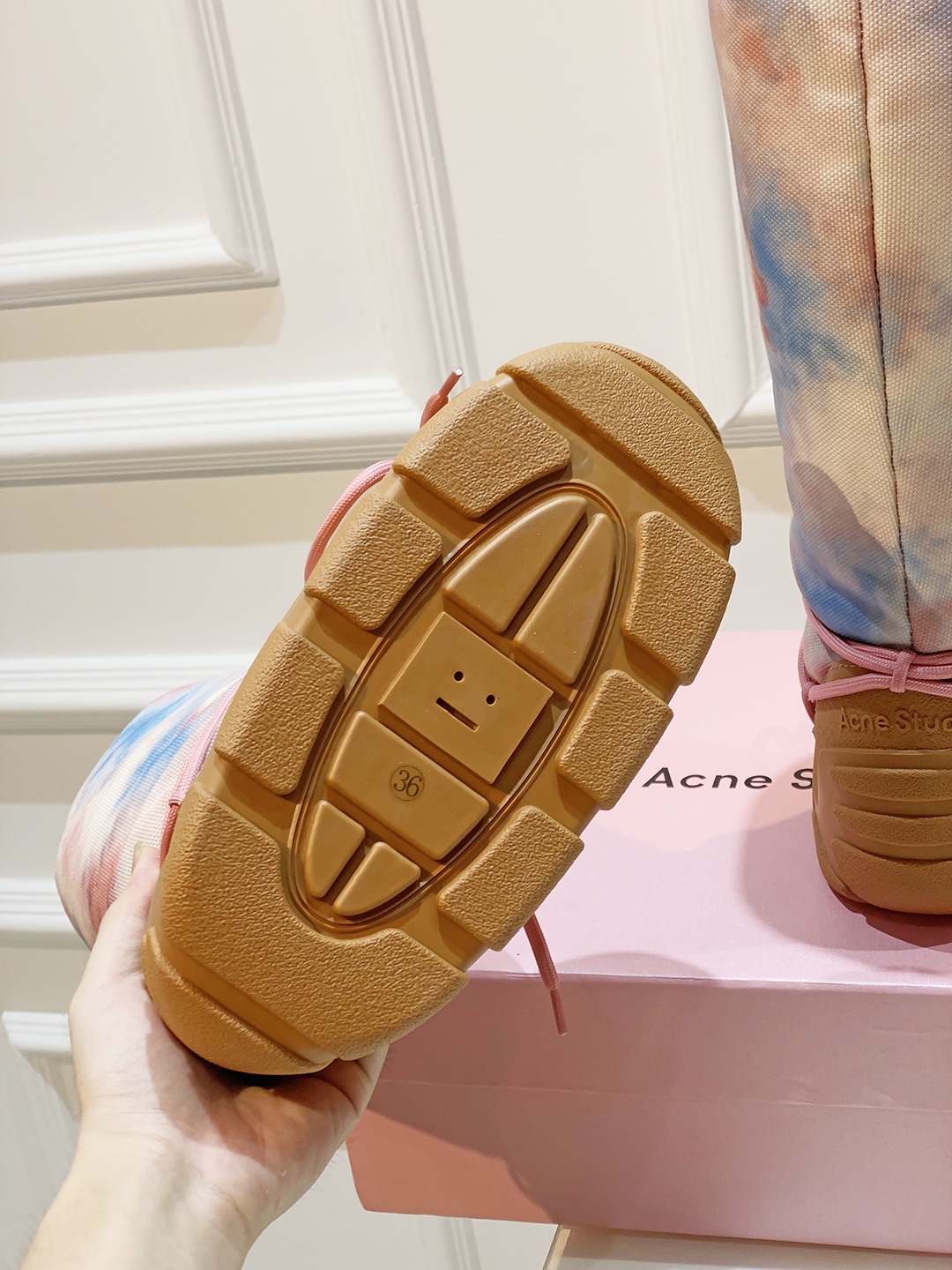 “AcneStudios Snow Boots: Stylish, Cozy, Secure Winter Footwear with Unique Design” - 图片 9