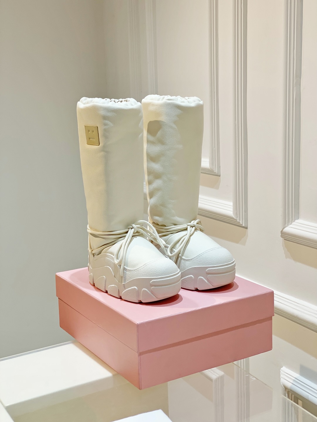 AcneStudios Snow Boots: Stylish, Warm, and Secure Design for Winter Comfort - 图片 1