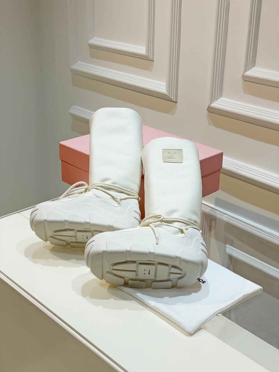 AcneStudios Snow Boots: Stylish, Warm, and Secure Design for Winter Comfort - 图片 4