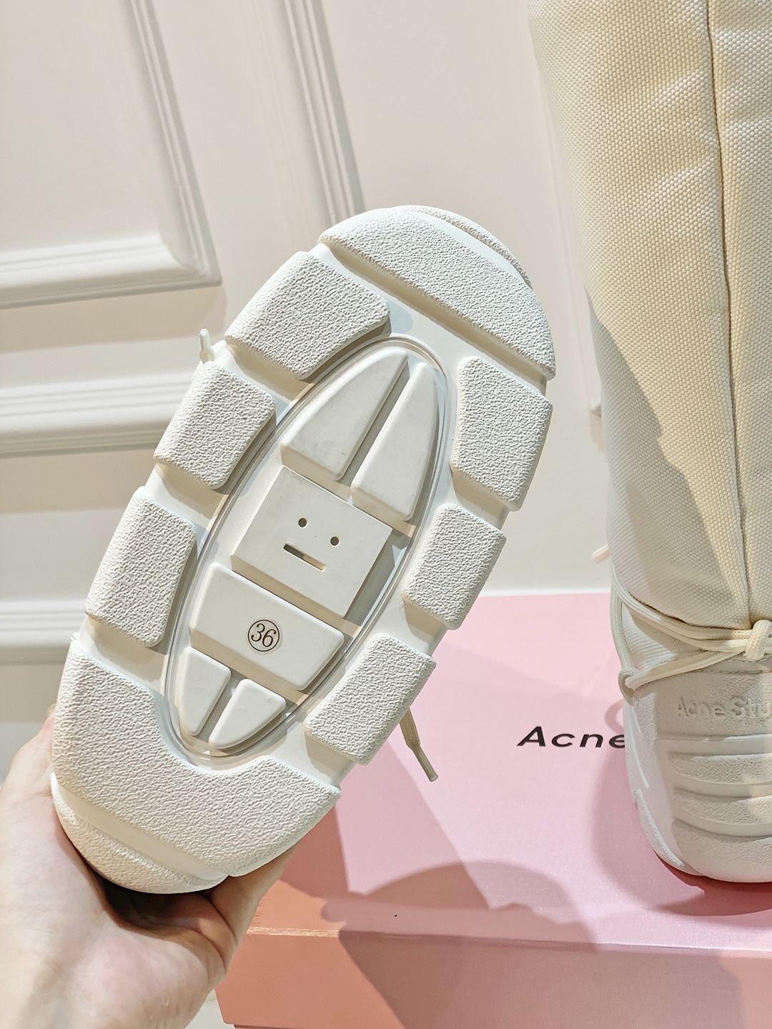 AcneStudios Snow Boots: Stylish, Warm, and Secure Design for Winter Comfort - 图片 9
