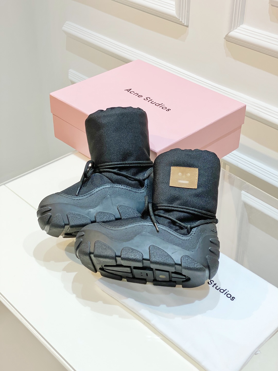 AcneStudios Snow Boots: Cute, Warm, and Stylish Winter Protection - 图片 4