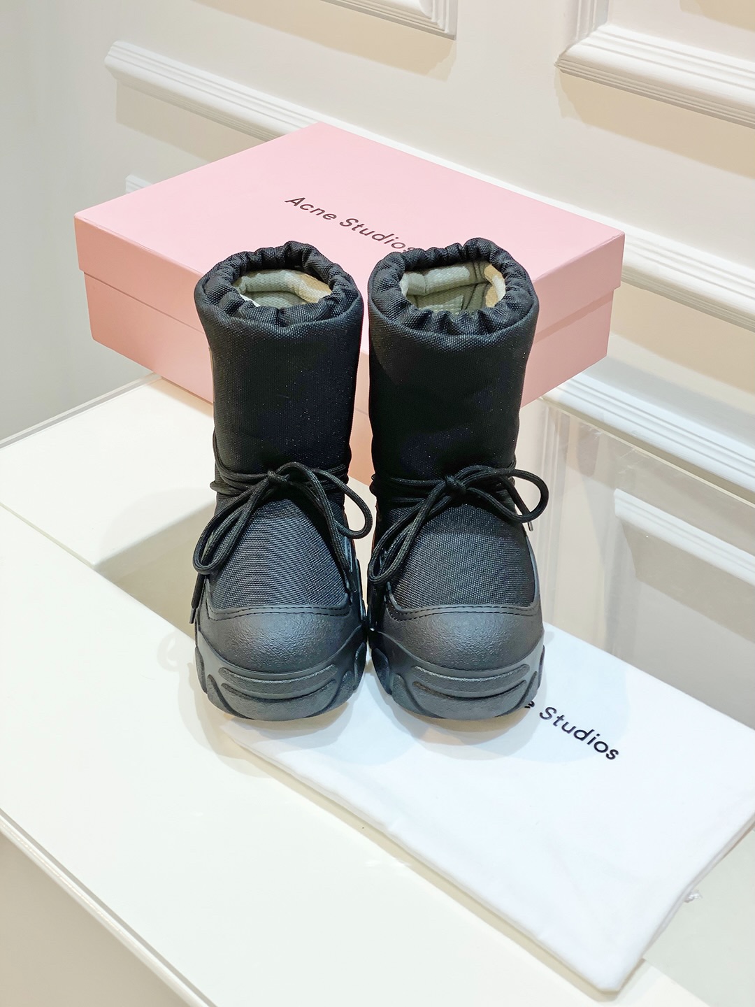 AcneStudios Snow Boots: Cute, Warm, and Stylish Winter Protection - 图片 3
