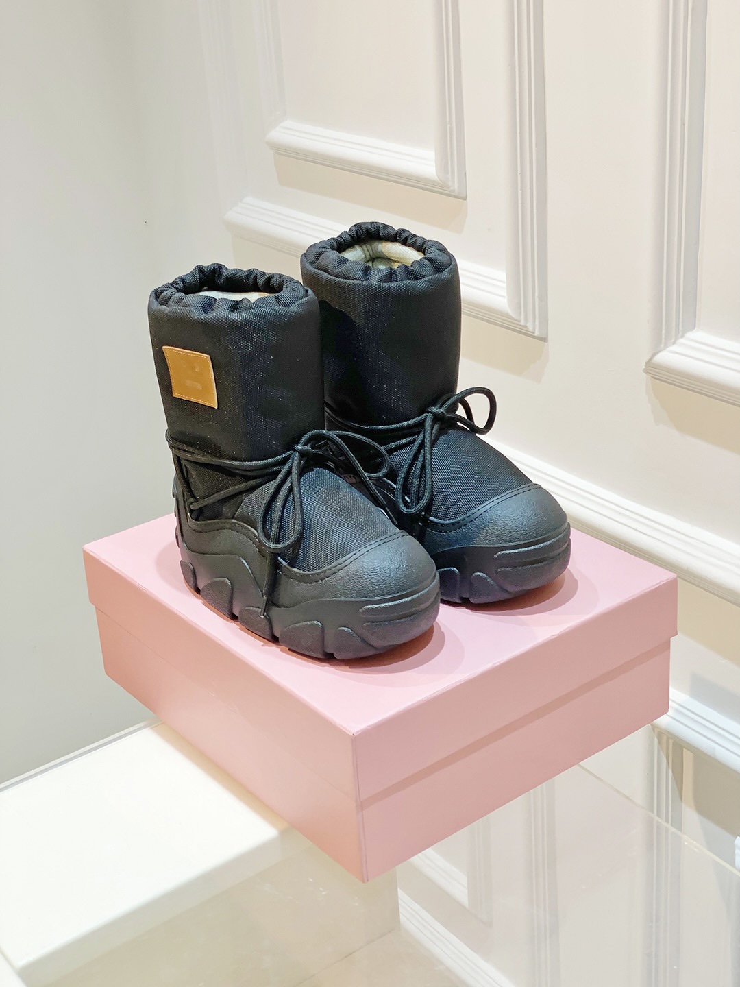 AcneStudios Snow Boots: Cute, Warm, and Stylish Winter Protection - 图片 1