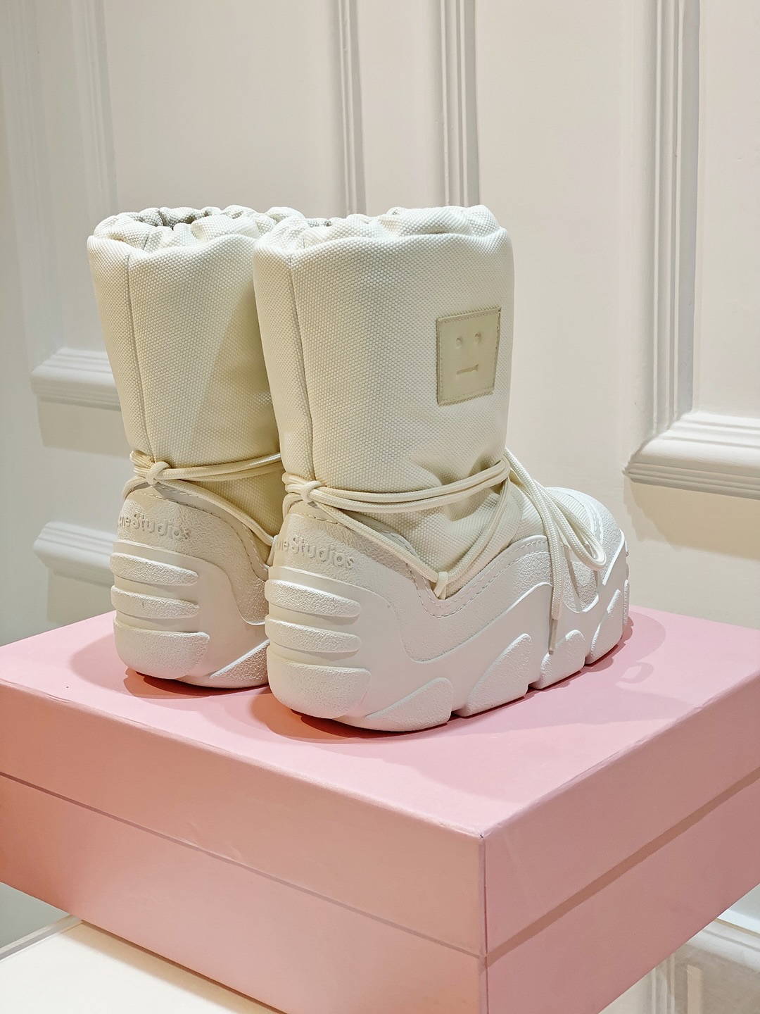 AcneStudios Snow Boots: Thick, Smiley, Winter-Ready Beauty Protection with Unique Style - 图片 6
