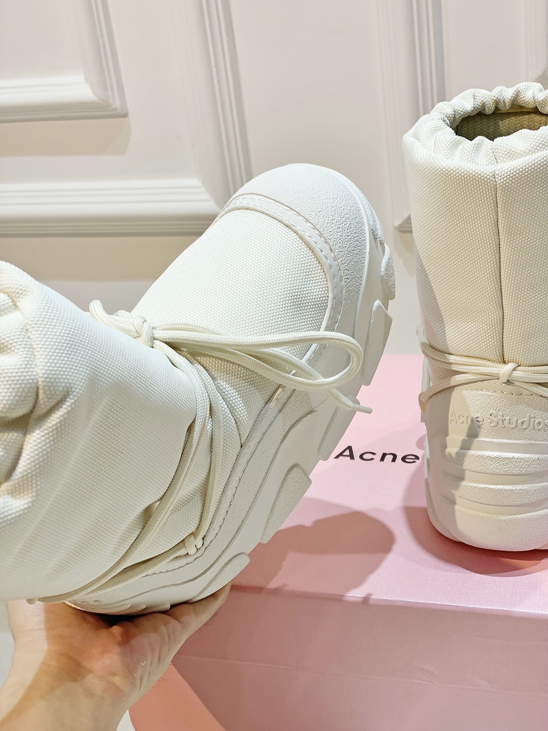 AcneStudios Snow Boots: Thick, Smiley, Winter-Ready Beauty Protection with Unique Style - 图片 8