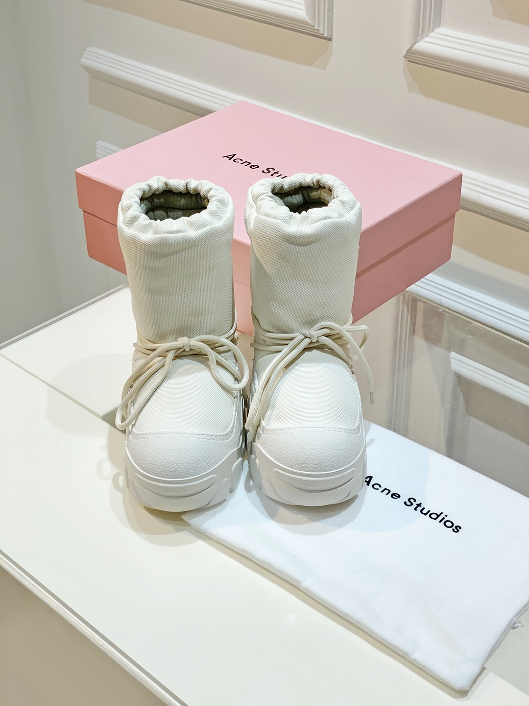 AcneStudios Snow Boots: Thick, Smiley, Winter-Ready Beauty Protection with Unique Style - 图片 3