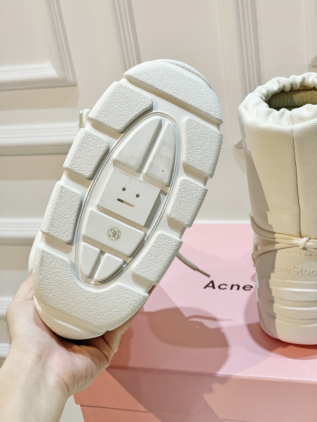 AcneStudios Snow Boots: Thick, Smiley, Winter-Ready Beauty Protection with Unique Style - 图片 9