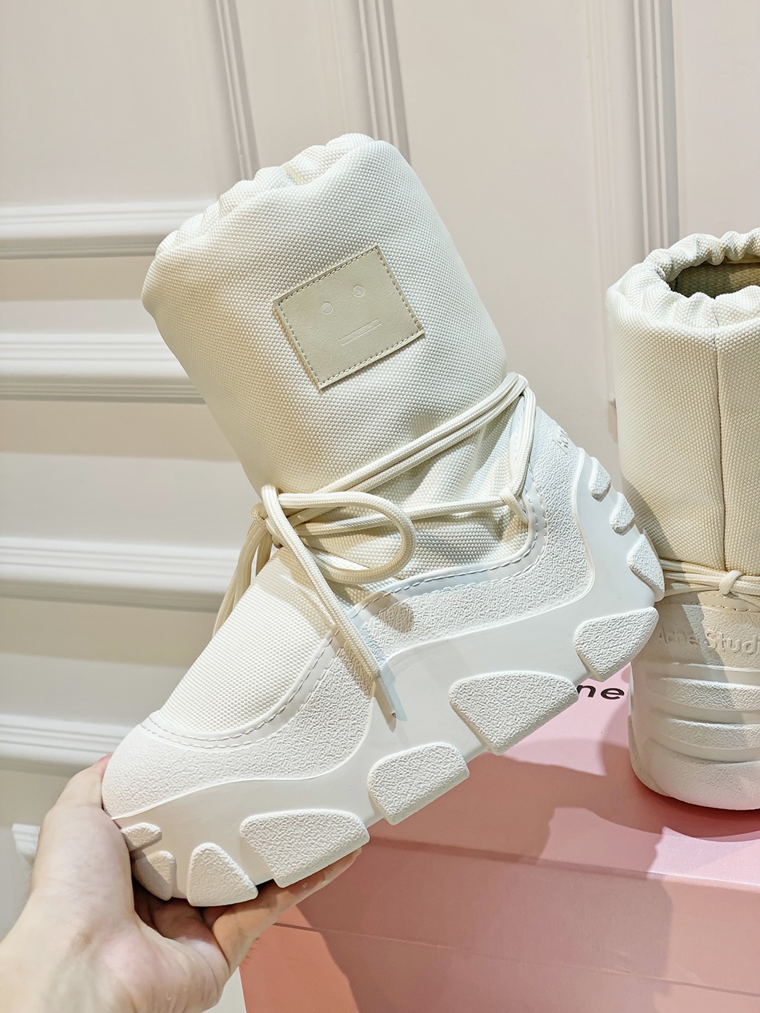 AcneStudios Snow Boots: Thick, Smiley, Winter-Ready Beauty Protection with Unique Style - 图片 7