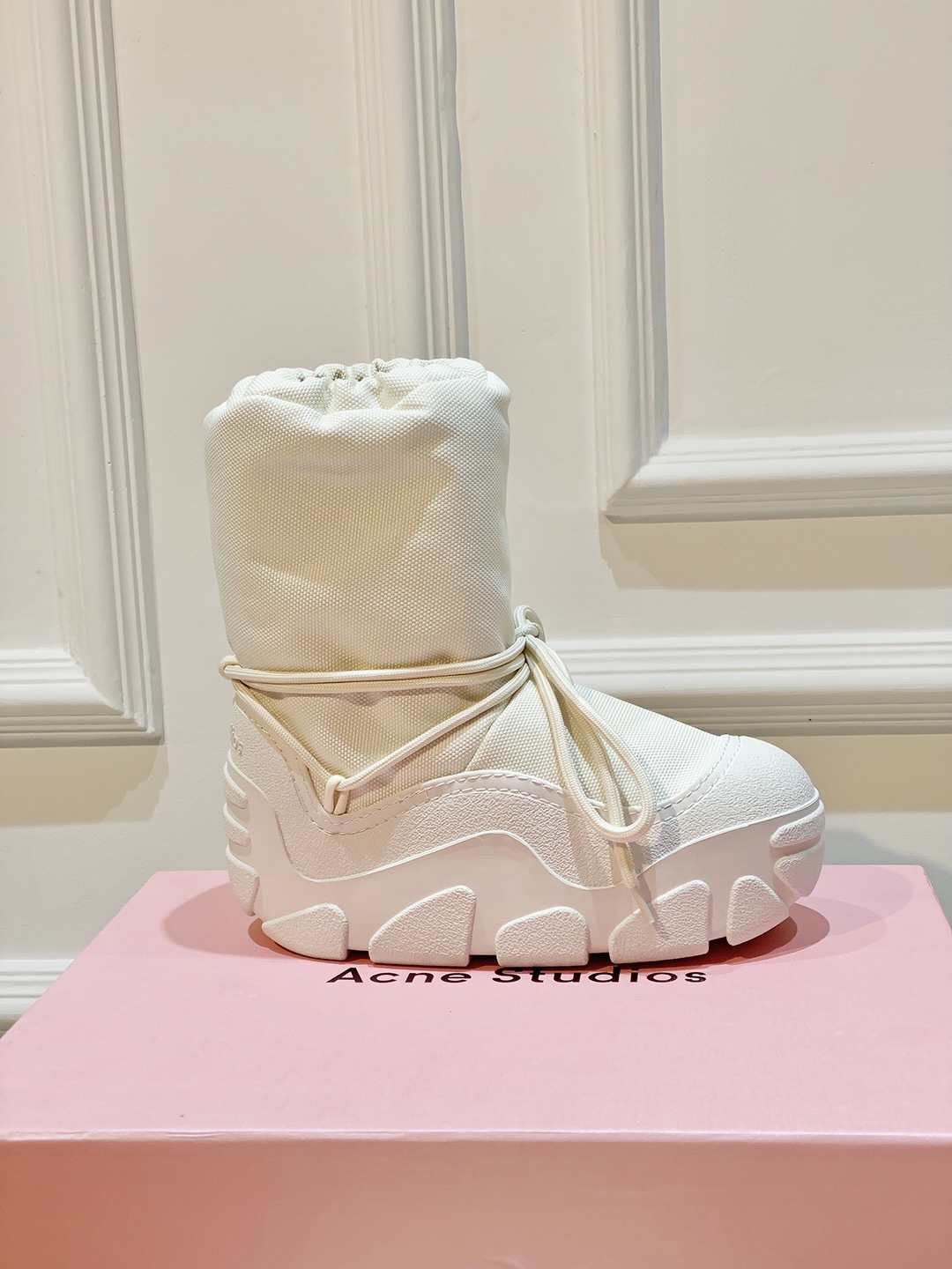 AcneStudios Snow Boots: Thick, Smiley, Winter-Ready Beauty Protection with Unique Style - 图片 5