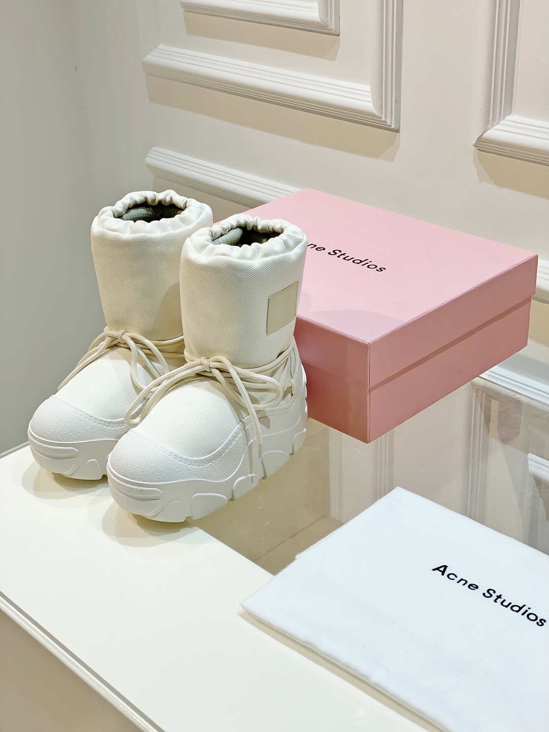 AcneStudios Snow Boots: Thick, Smiley, Winter-Ready Beauty Protection with Unique Style - 图片 2