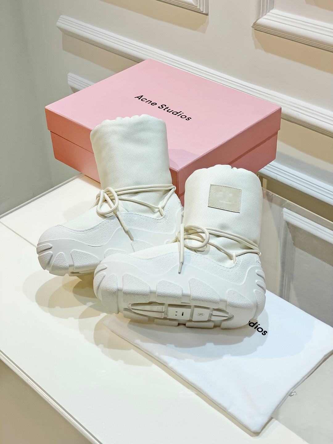 AcneStudios Snow Boots: Thick, Smiley, Winter-Ready Beauty Protection with Unique Style - 图片 4