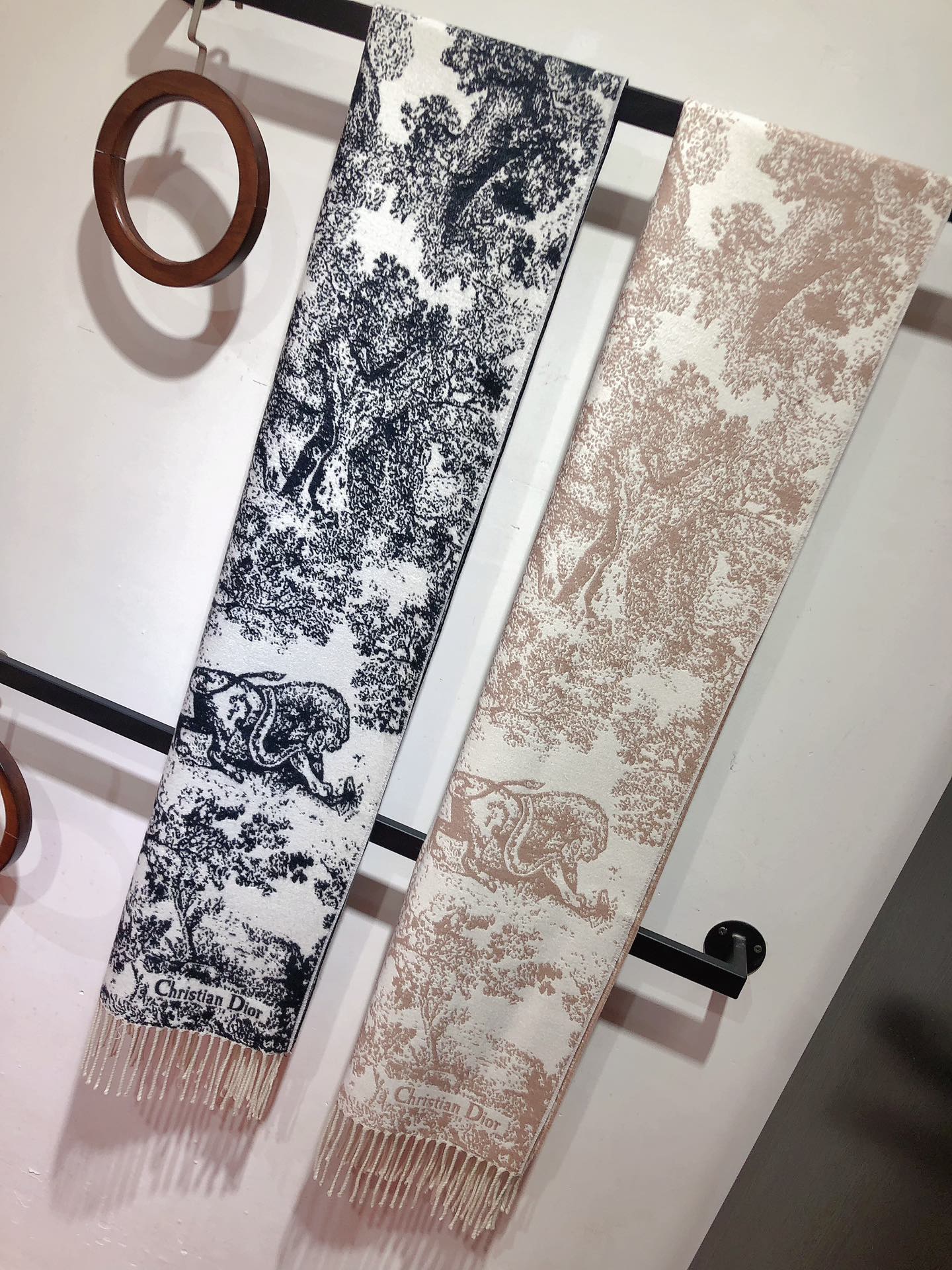 ❄️RDO2444‼️迪奥Sauvage 茹伊印花围巾❗️ 全新演绎 Dior 经典图案。采用山羊绒和羊