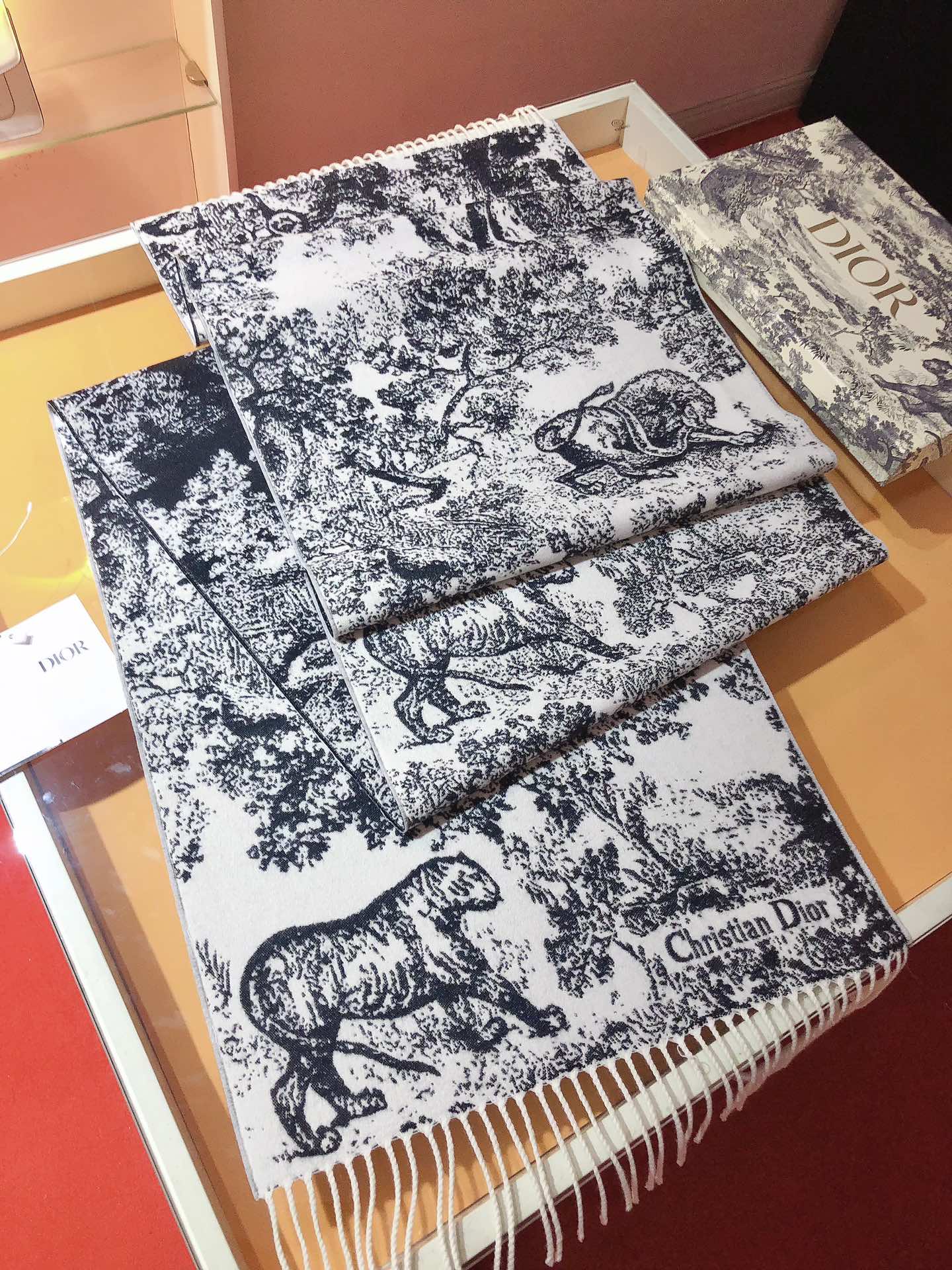 ❄️RDO2444‼️迪奥Sauvage 茹伊印花围巾❗️ 全新演绎 Dior 经典图案。采用山羊绒和羊