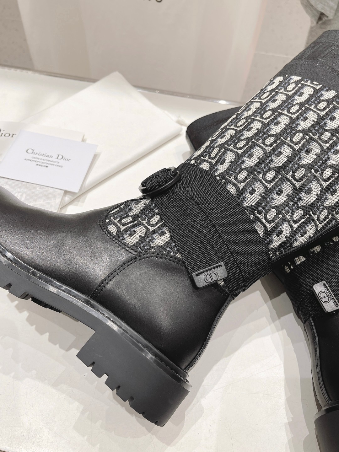 高版本出厂  
  Dior* 迪奥D家2025ss走秀款工装中筒靴 小红书爆款，各大明星网红的最爱～

