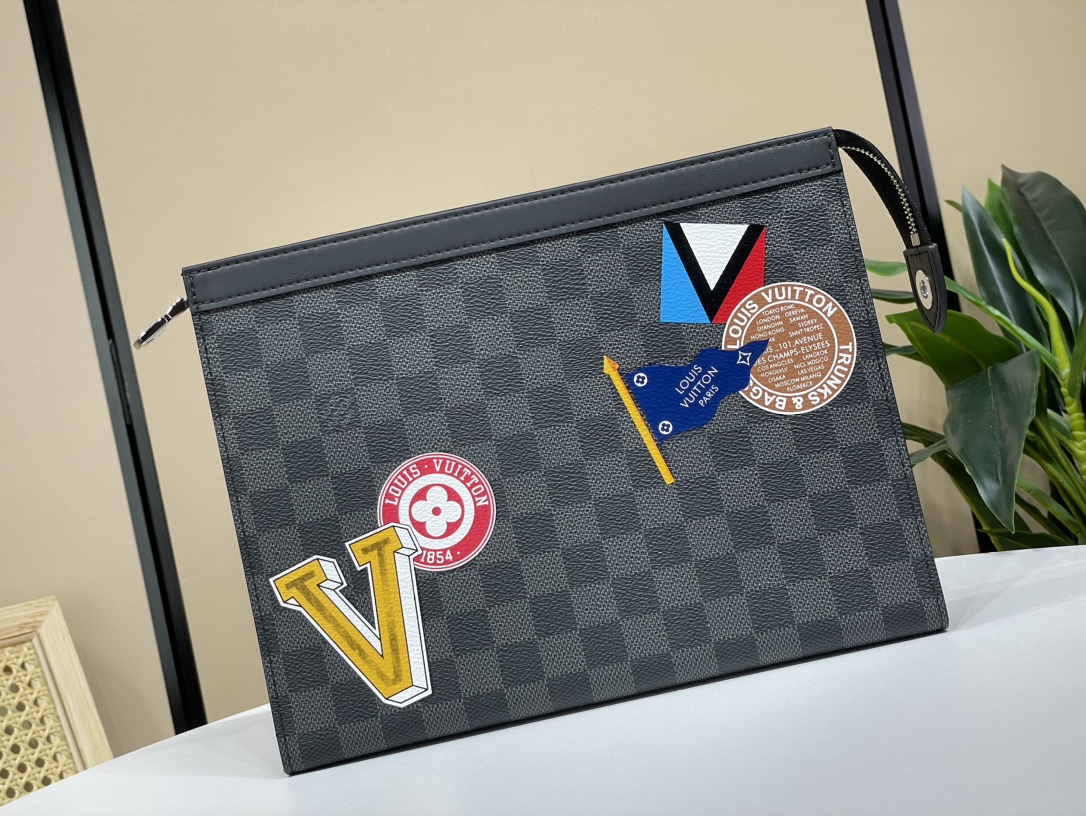 [Pochette Voyage Medium Clutch] M61692 Black Check/Silk Screen