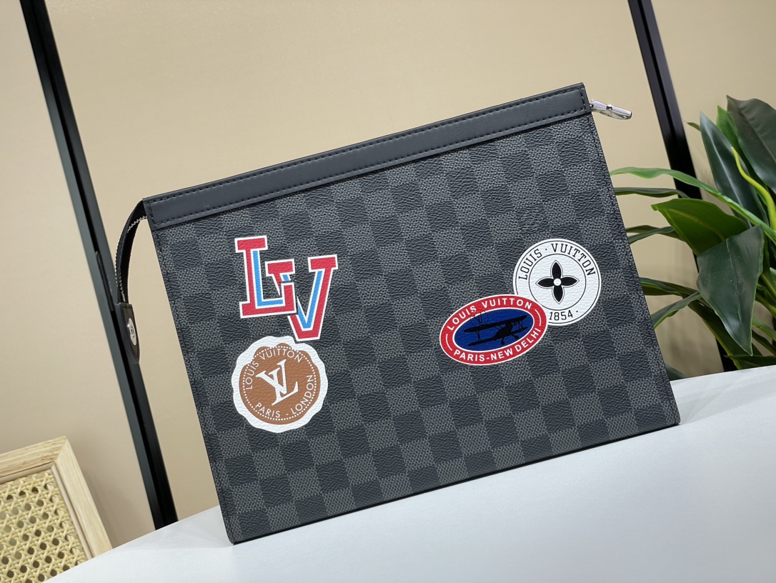 [Pochette Voyage Medium Clutch] M61692 Black Check/Silk Screen