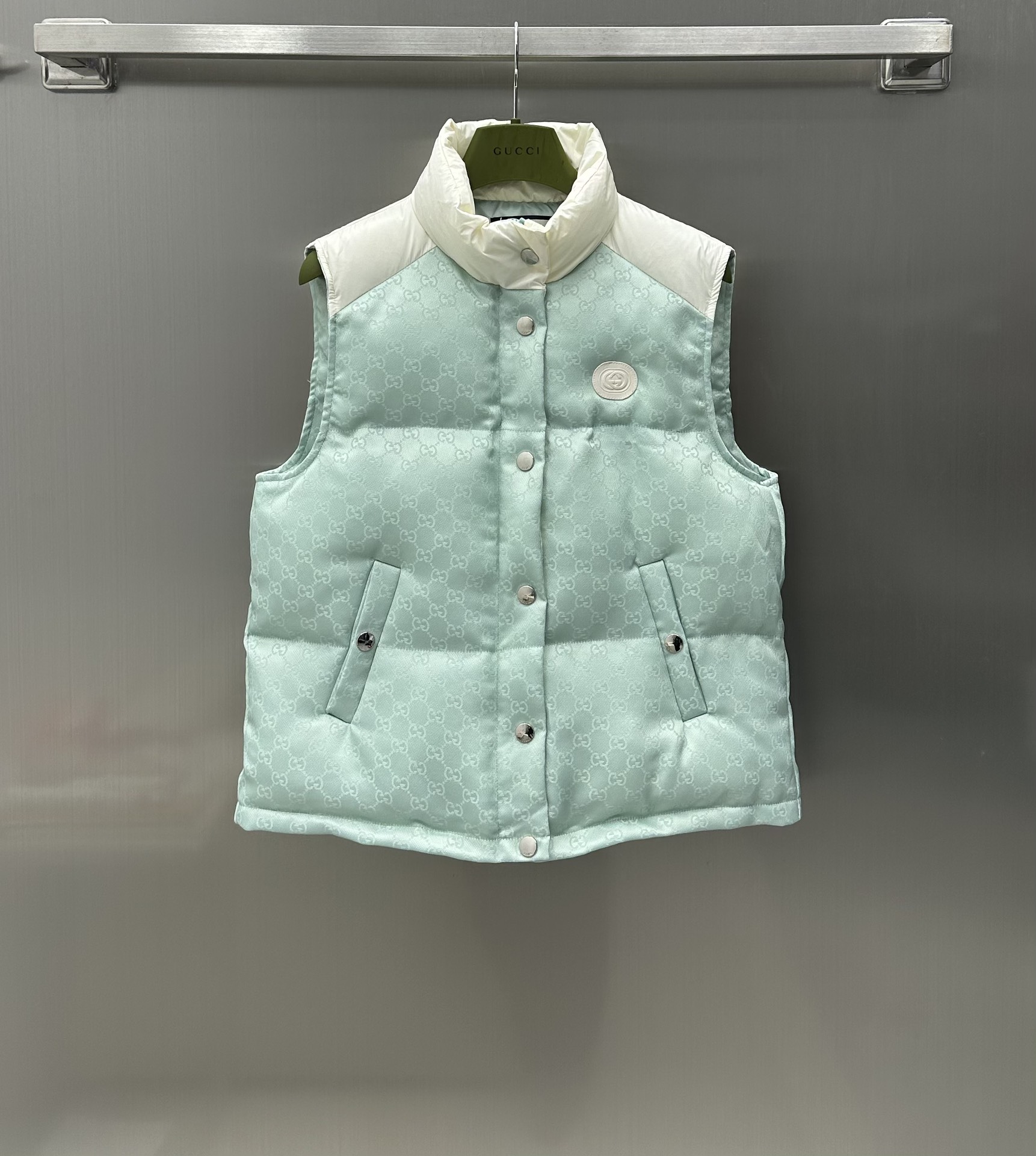 NO:696703,Comes with dust bag Gucc* New product on the shelves Dark pattern jacquard down vest customized YB imported material Delicate texture and luster Decorated with insignia Customized surface accessories development Large body GG jacquard echoes Macaron color matching Fashionable and age-reducing Stand-up collar down vest Down filling Warm and comfortable Layered with vitality and style Regular version No body type Easy to switch between autumn and winter must-have items High version 2 colors, gucci, down jacket,19860909配防尘袋Gucc* 新品上架暗纹提花羽绒马甲定制YB进口材质 质感光泽细腻 饰以章仔装饰 定制面辅料开发 大身GG提花呼应 马卡龙色系搭配 时髦减龄 立领羽绒马甲 羽绒填充 保暖舒适 叠穿活力洋气 常规版型 不挑身材 随意切换穿搭秋冬必备单品  高版本2色,,gucci,down jacket,,Women's clothing