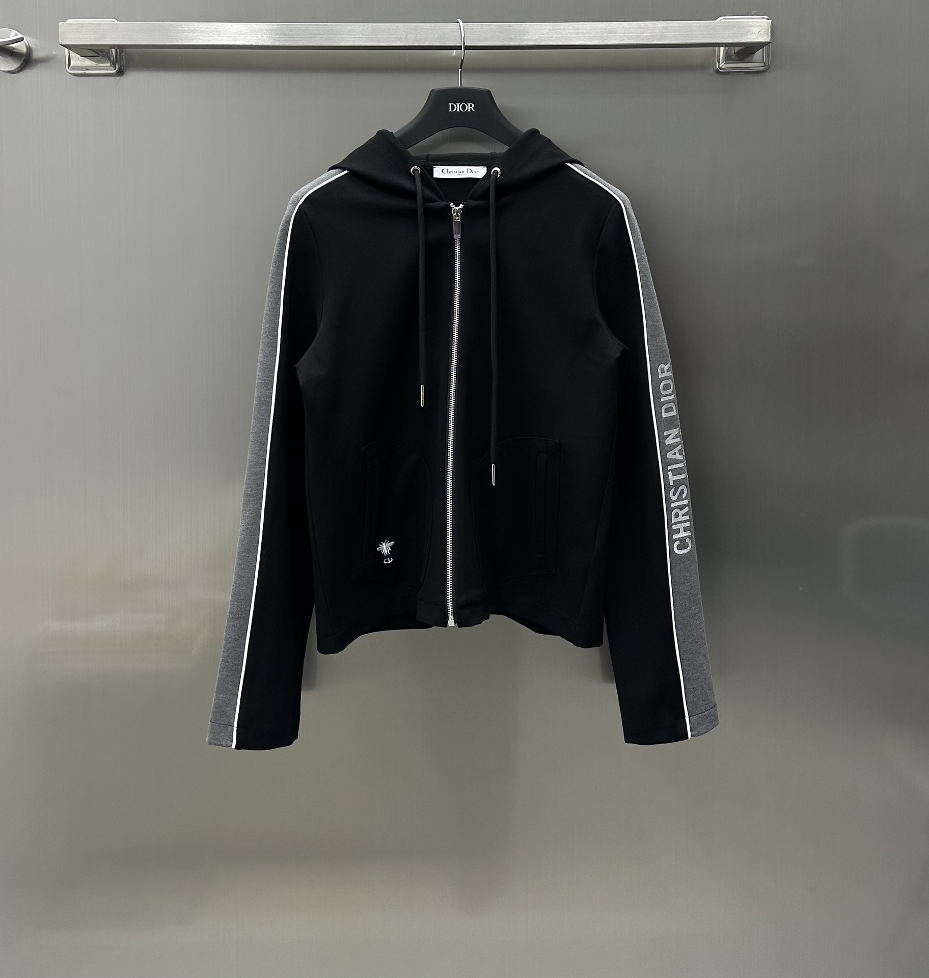 NO:696707,Dio* new arrival hooded casual suit made of custom-made YB imported thick air cotton. The fabric texture is crisp and stylish. Slight elasticity makes it more comfortable to wear. The overall solid color is decorated with customized webbing for contrasting colors. Simple and fashionable. Versatile and slim. The letter webbing on both sides of the pants echoes the top. It coordinates the whole. Slim-fitting cut. Fashionable but not unflattering. One upper body. Fashionable and advanced. Layer down vest jacket in autumn and winter. Switch to different looks. Must-have in autumn and winter.  High version 2 colors,,jackets & coats,down jacket,hats,19860909Dio* 新品上架连帽休闲套装定制YB进口厚度空气棉材质 面料质感挺括有型 微微弹力 让穿搭更为舒适 整体纯色饰以定制织带撞色 简约时髦 百搭显瘦 裤子两侧字母织带呼应上衣 协调整体 修身版型剪裁 洋气不挑人 一套上身 时髦高级 秋冬叠穿羽绒马甲外套 切换不同造型 秋冬必入  高版本2色,,jackets & coats,down jacket,hats,,Women's clothing