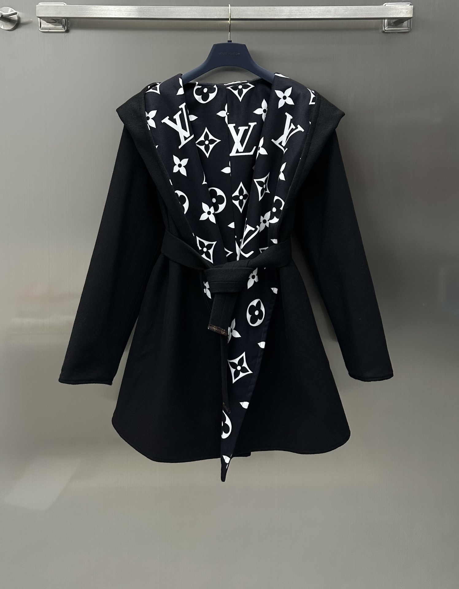 NO:696701,Louis Vuitto* new product on the shelves. Reversible detachable hooded jacket, made of imported fine imitation wool from YB. Reversible design. One side is decorated with a solid color design. One side is fully printed with old flowers. Reversible four-face design concept. Removable sleeves instantly transform into a hooded double-sided vest. A fashionable mid-length jacket cut. The upper body has a high-class temperament. Perfectly restores the YB appearance. The added decoration of the belt makes the ready-to-wear more versatile. Bathrobe tailoring design accommodates and modifies the body shape.  It can be worn by anyone tall, short, fat or thin. A versatile jacket that can be layered to keep warm and fashionable. It has a high-end style and highlights personal charm. High version, Louis Vuitton, jackets & coats, hats,19860909Louis Vuitto* 新品上架两面穿可拆卸连帽外套定制YB进口精仿羊毛材质 两面穿设计 一面饰以纯色设计 一面满印老花 两面四穿设计理念 可拆卸袖子 秒变连帽双面马甲 包容时髦的中长款外套剪裁 上身气质高级 完美还原YB品相 腰带的加持装饰 让成衣穿搭性能更百变 浴袍版型剪裁设计 包容修饰身形 高矮胖瘦都可驾驭 一款百变外套 叠穿保暖时髦 高级的调性 彰显个人魅力 高版本,,louis vuitton,jackets & coats,hats,,Women's clothing