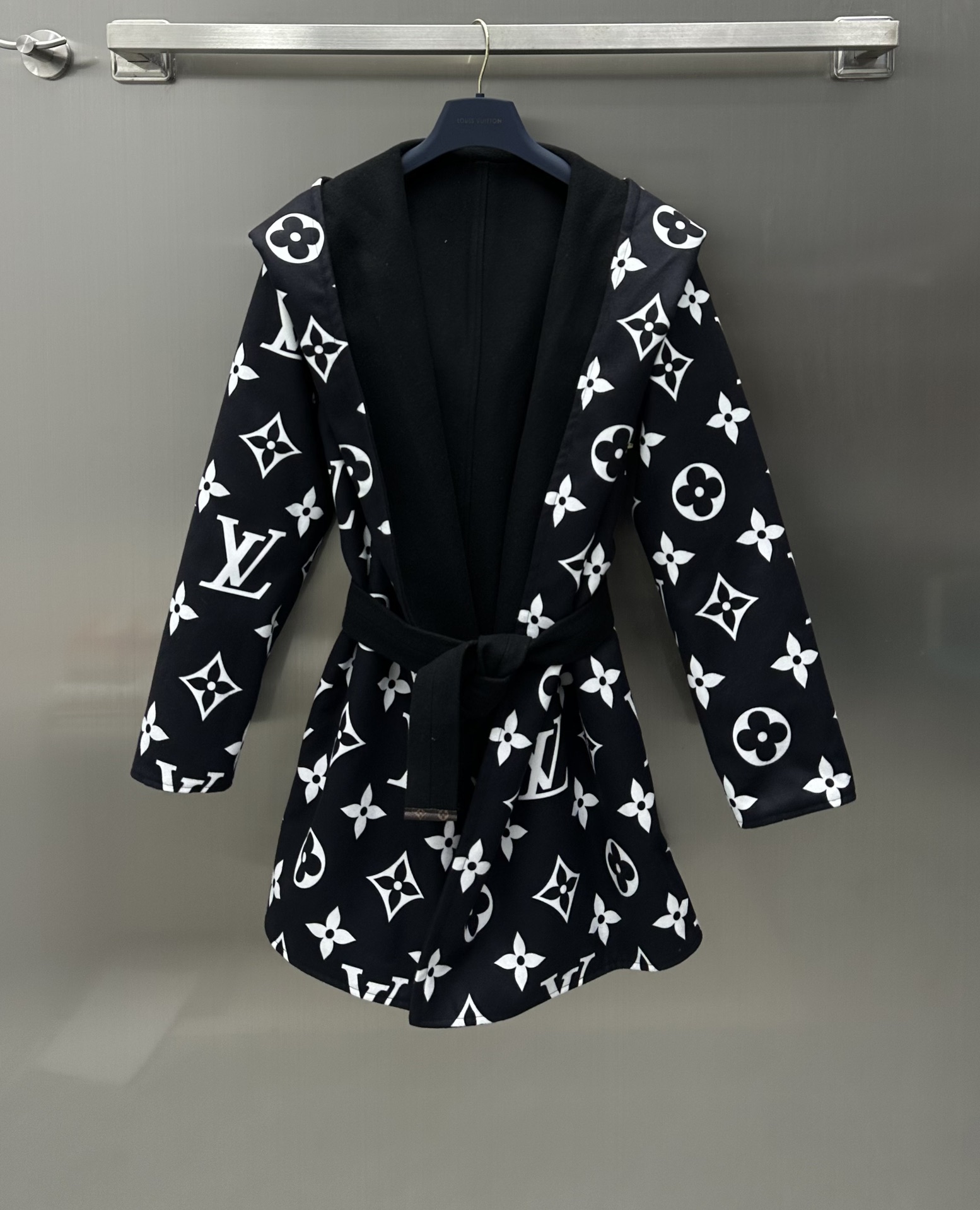 NO:696705,Louis Vuitto* new product on the shelves. Reversible detachable hooded jacket, made of imported fine imitation wool from YB. Reversible design. One side is decorated with a solid color design. One side is fully printed with old flowers. Reversible four-face design concept. Removable sleeves instantly transform into a hooded double-sided vest. A fashionable mid-length jacket cut. The upper body has a high-class temperament. Perfectly restores the YB appearance. The added decoration of the belt makes the ready-to-wear more versatile. Bathrobe tailoring design accommodates and modifies the body shape.  It can be worn by anyone tall, short, fat or thin. A versatile jacket that can be layered to keep warm and fashionable. It has a high-end style and highlights personal charm. High version, Louis Vuitton, jackets & coats, hats,19860909Louis Vuitto* 新品上架两面穿可拆卸连帽外套定制YB进口精仿羊毛材质 两面穿设计 一面饰以纯色设计 一面满印老花 两面四穿设计理念 可拆卸袖子 秒变连帽双面马甲 包容时髦的中长款外套剪裁 上身气质高级 完美还原YB品相 腰带的加持装饰 让成衣穿搭性能更百变 浴袍版型剪裁设计 包容修饰身形 高矮胖瘦都可驾驭 一款百变外套 叠穿保暖时髦 高级的调性 彰显个人魅力 高版本,,louis vuitton,jackets & coats,hats,,Women's clothing