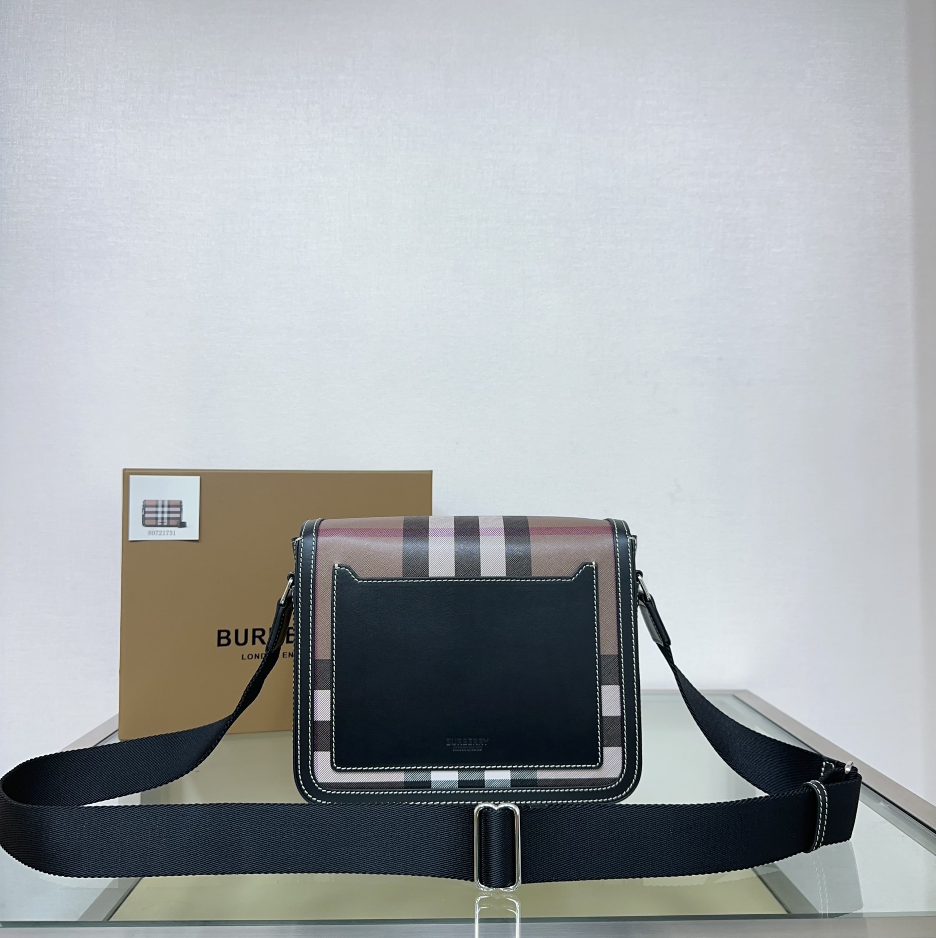 23 The latest postman is hereBurberry exquisite upright design, decorated with B family plaid, with calfskin trim and brandFashionable and practi