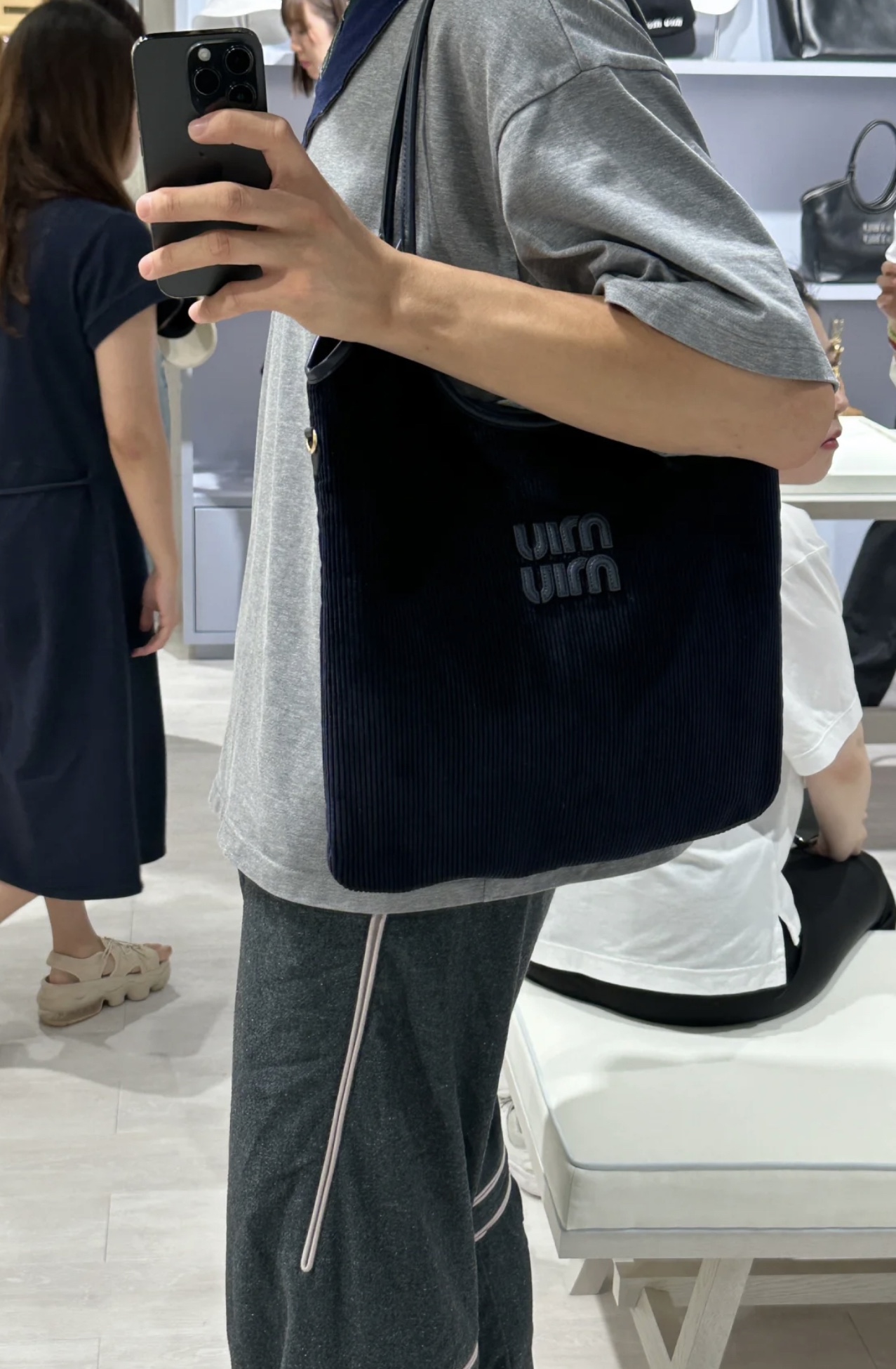 Miu Miu MIUMIU limited edition corduroy hobo model is so beautiful