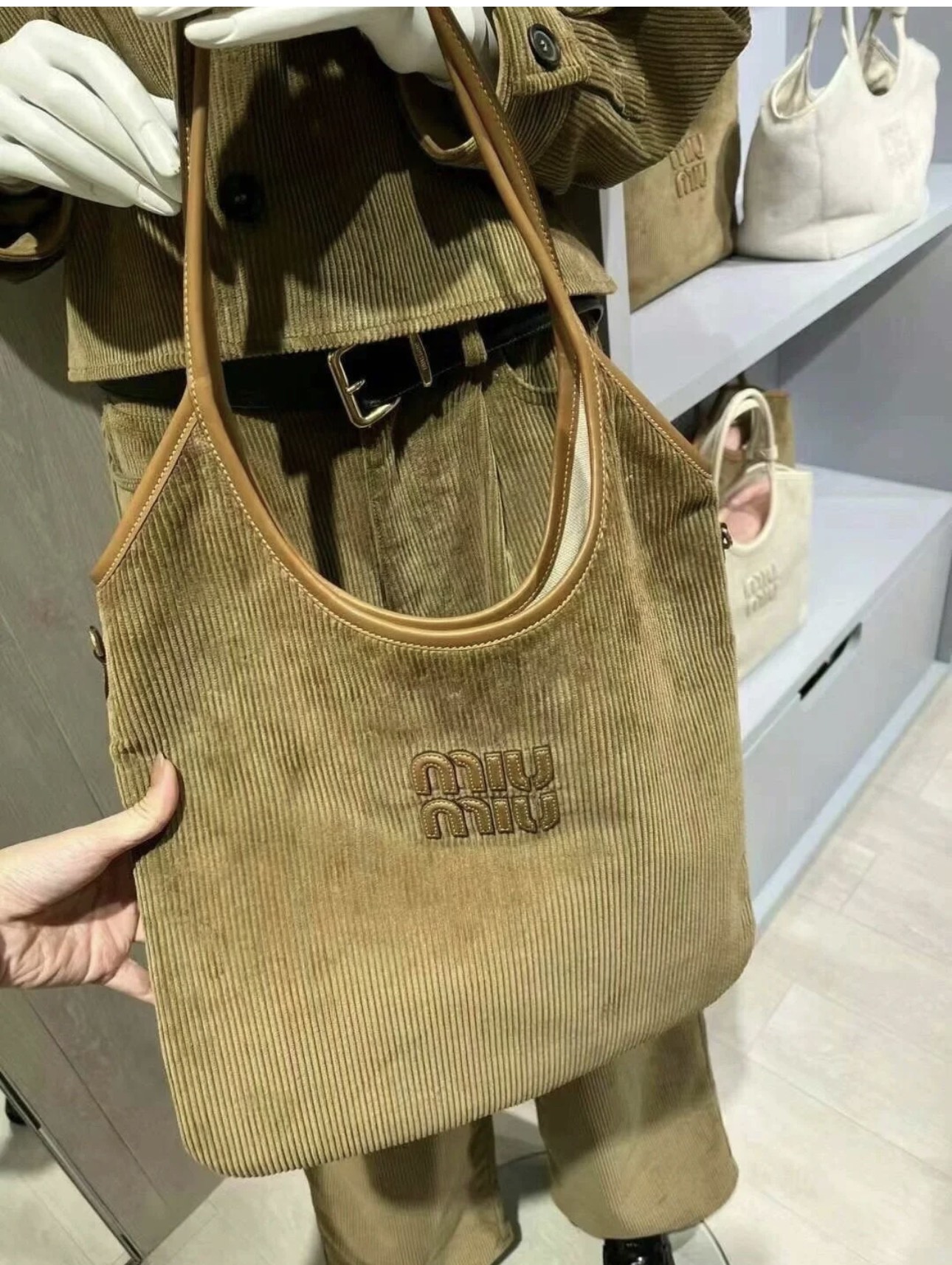 Miu Miu MIUMIU limited edition corduroy hobo model is so beautiful