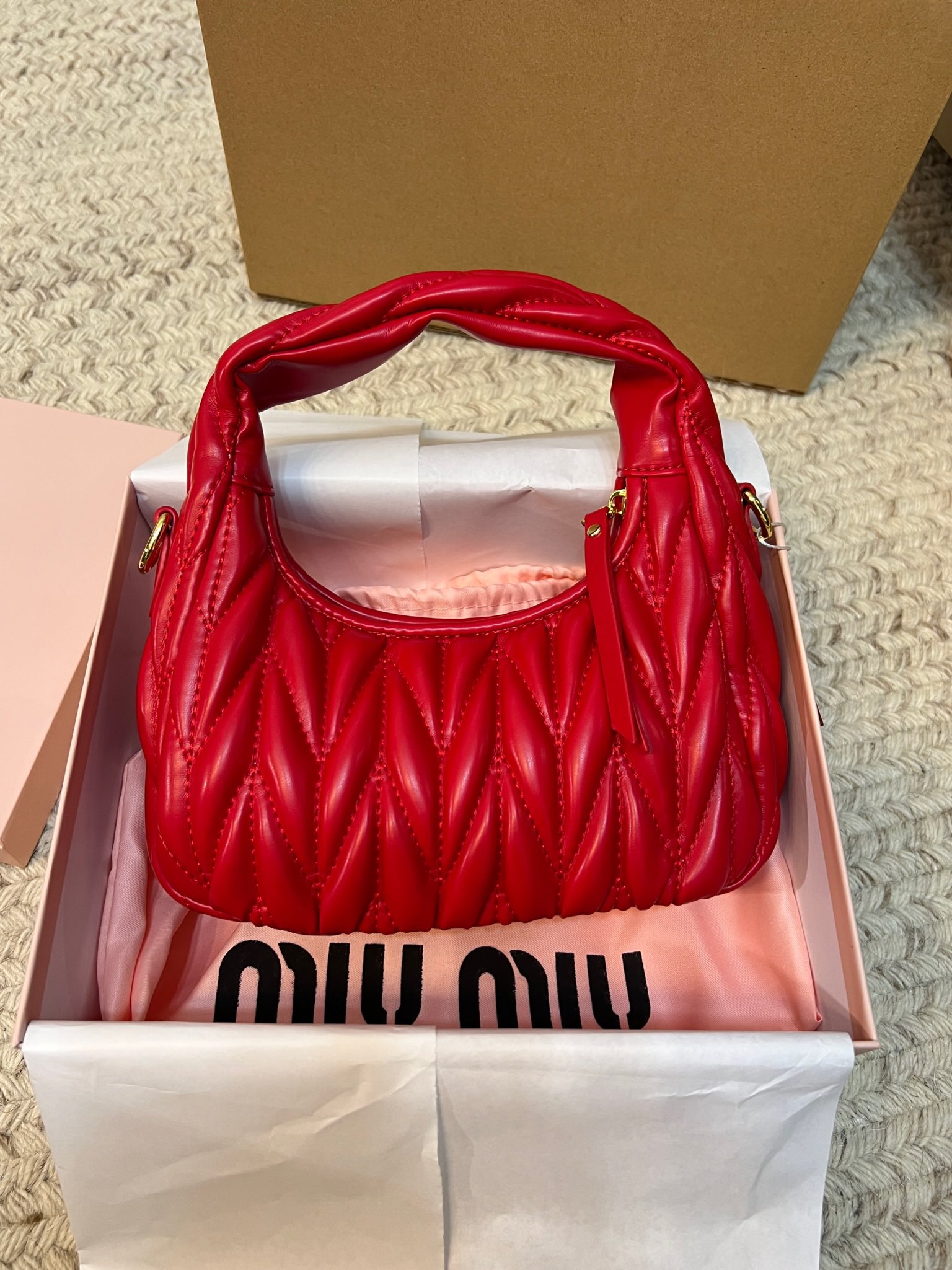 💰175包邮 礼盒包装
miumiu新款褶皱羊皮hobo包，通过褶皱衍缝工艺既能避免娇嫩羊皮的划伤又能很好的塑形，减轻包包整体重量，一举多得，手感更舒适，如同婴儿肌肤般柔软。
尺寸：22*14*6cm
一整个都很有设计看点，第一眼就挪不开眼睛了💕