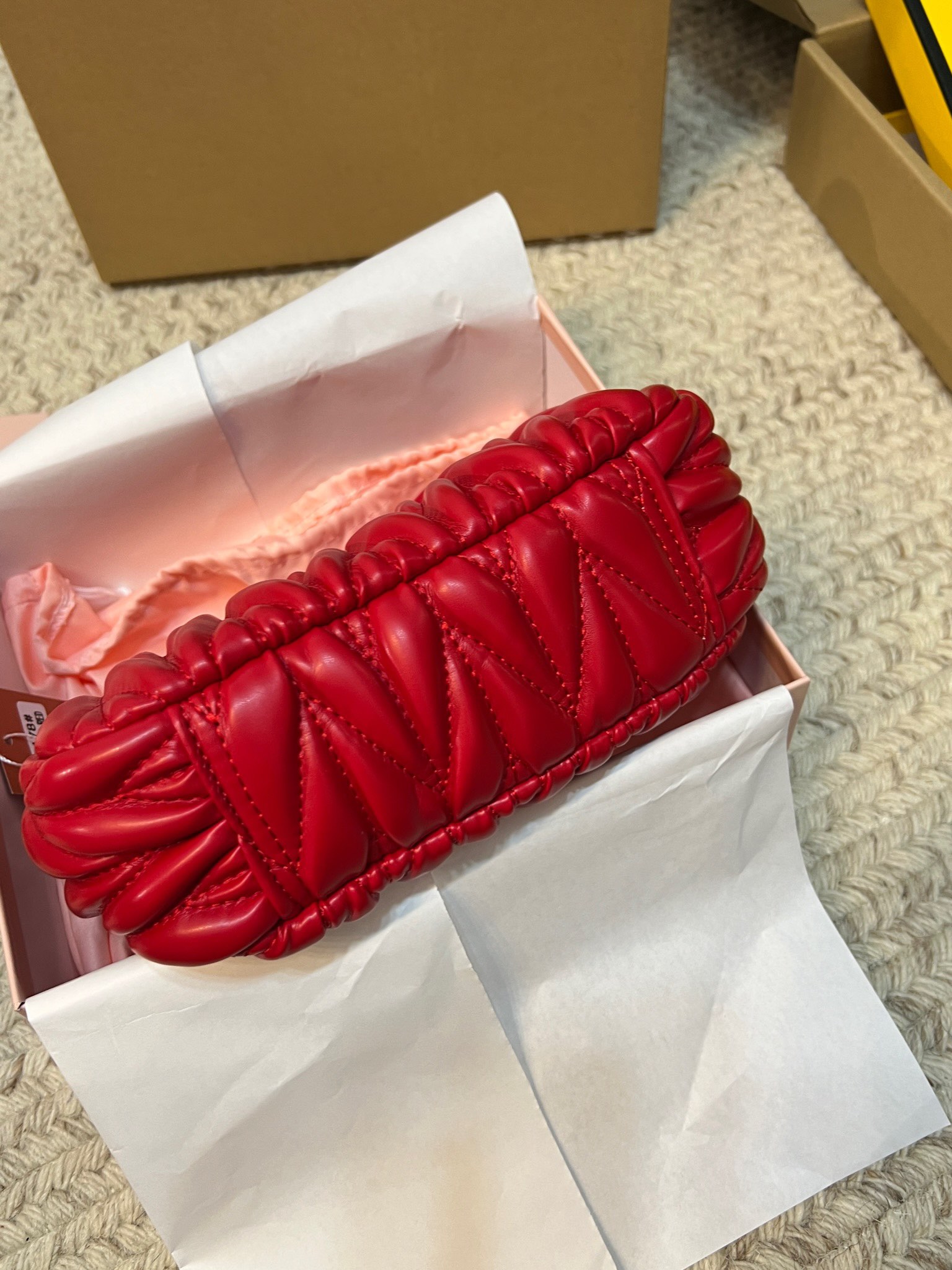 💰175包邮 礼盒包装
miumiu新款褶皱羊皮hobo包，通过褶皱衍缝工艺既能避免娇嫩羊皮的划伤又能很好的塑形，减轻包包整体重量，一举多得，手感更舒适，如同婴儿肌肤般柔软。
尺寸：22*14*6cm
一整个都很有设计看点，第一眼就挪不开眼睛了💕