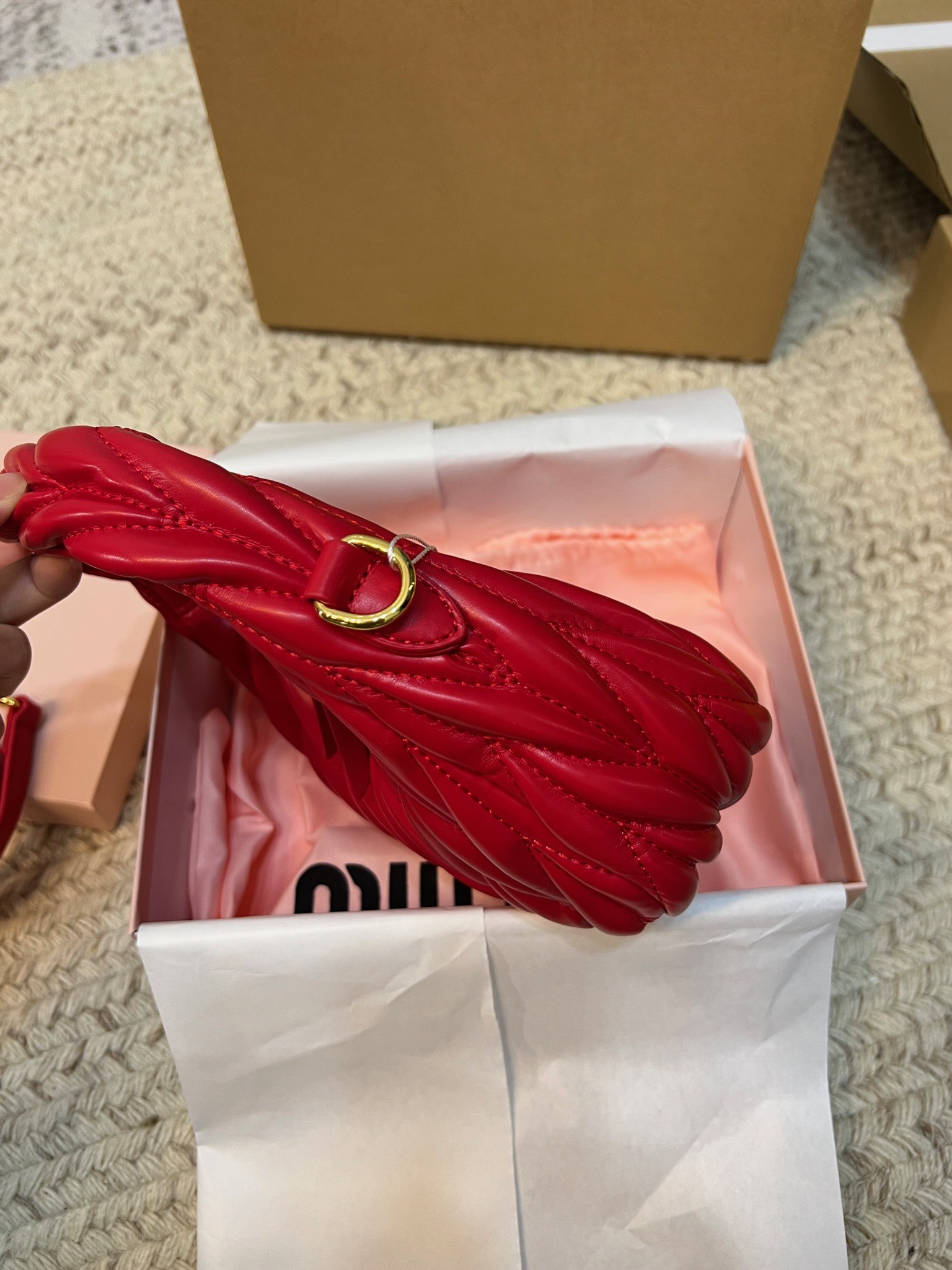 💰175包邮 礼盒包装
miumiu新款褶皱羊皮hobo包，通过褶皱衍缝工艺既能避免娇嫩羊皮的划伤又能很好的塑形，减轻包包整体重量，一举多得，手感更舒适，如同婴儿肌肤般柔软。
尺寸：22*14*6cm
一整个都很有设计看点，第一眼就挪不开眼睛了💕