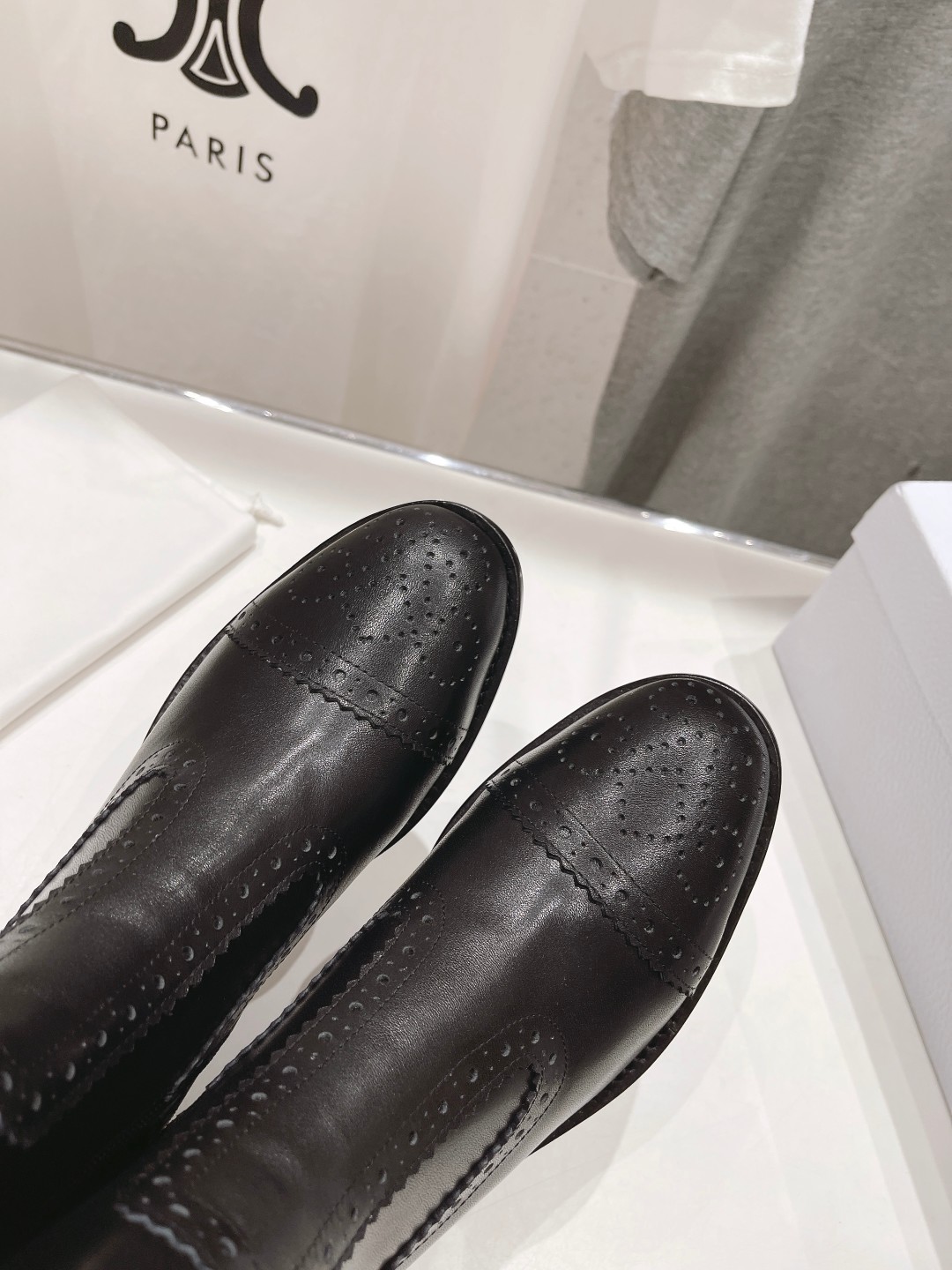 高版本出厂
  Dior*迪奥D家2025ss秋冬新品布洛克短靴，经久不衰的马靴造型，彰显经典设计，市场