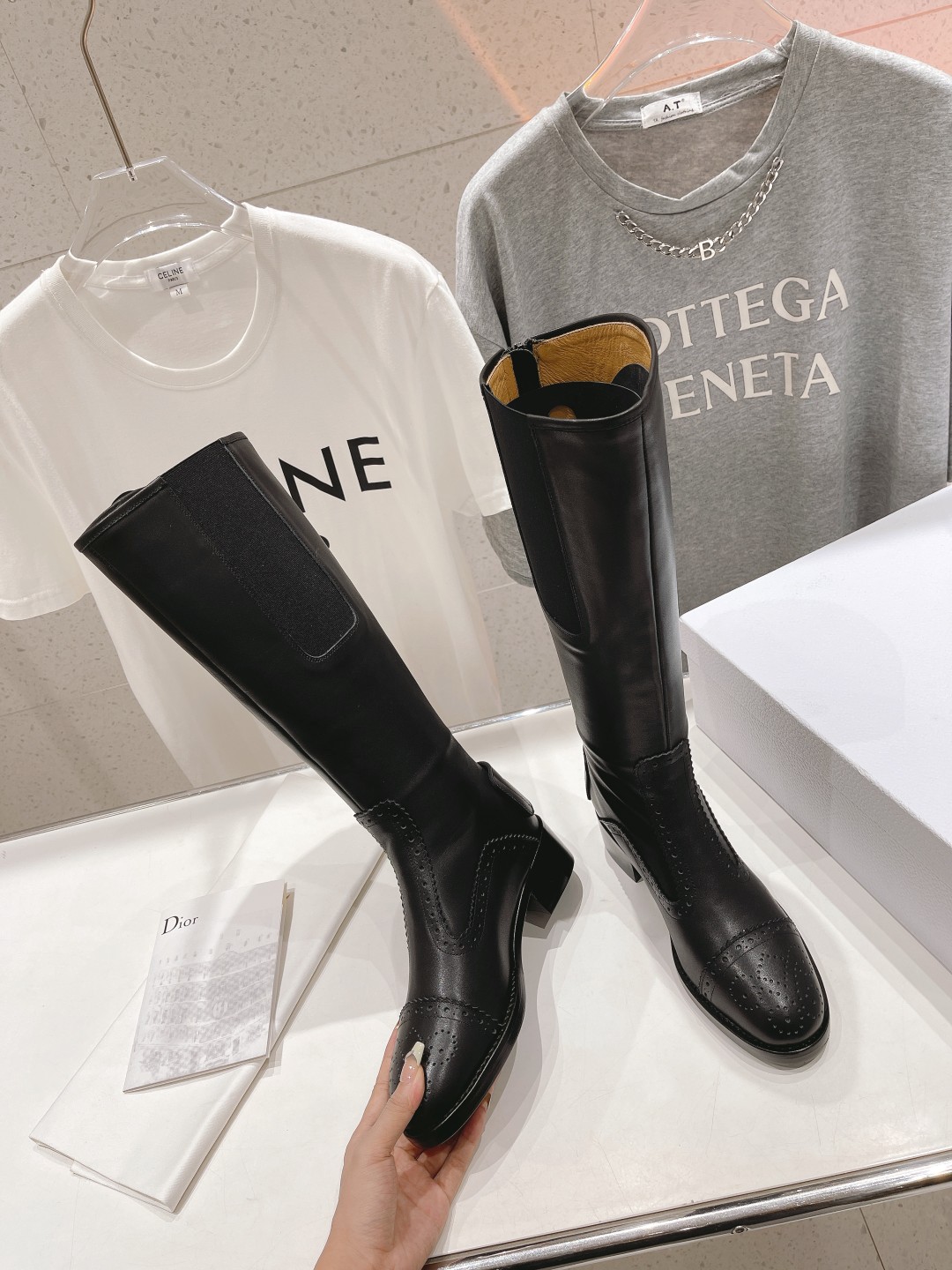 高版本出厂
  Dior*迪奥D家2025ss秋冬新品布洛克长靴，经久不衰的马靴造型，彰显经典设计，市场