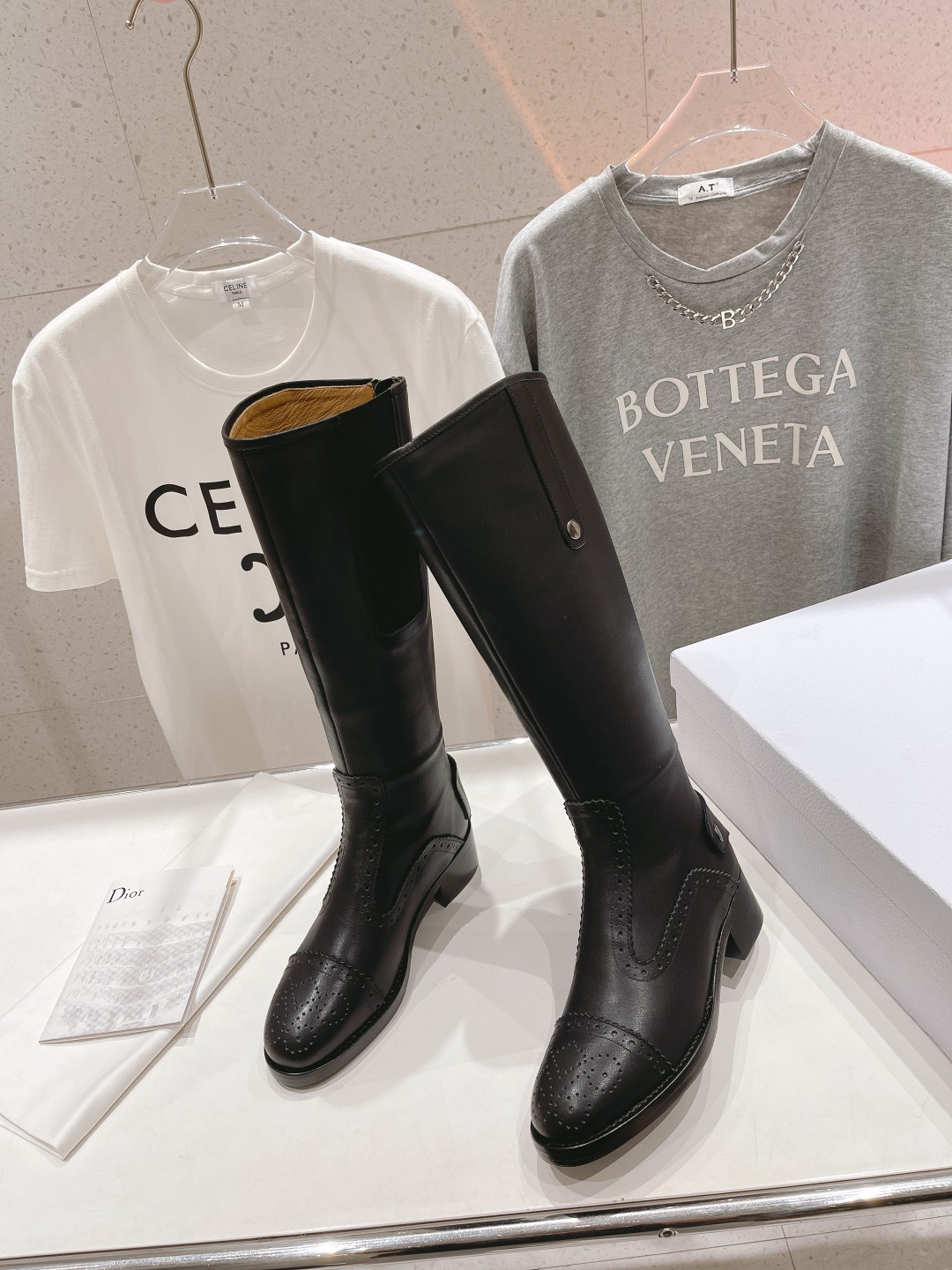 高版本出厂
  Dior*迪奥D家2025ss秋冬新品布洛克长靴，经久不衰的马靴造型，彰显经典设计，市场