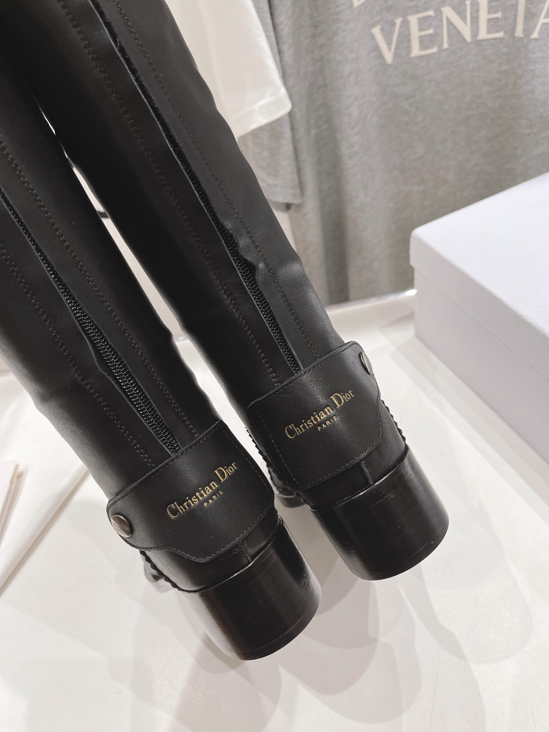 高版本出厂
  Dior*迪奥D家2025ss秋冬新品布洛克长靴，经久不衰的马靴造型，彰显经典设计，市场