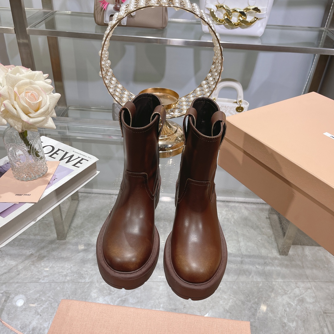 NO:467217,The new 55 autumn and winter boots in the fur 55 autumn and winter show boots are the most worth buying this year. None of them!  Many internet celebrities have taken it. Miumiu is really cool and spicy this autumn and winter. The limited edition of autumn and winter is very difficult to buy in the counter. It looks very hard and is actually very soft and easy to wear!  Excellent feet feel!  The boots are wide and can be worn with thick legs and thin legs, and they can be loose and look straight!  !  Full of punk style!  Fabric: high-end cowhide, inner beef, outsole: Italian integrated molded outsole, three colors: 35-40 (40 custom made, non-return), boots, miumiu, boots, cowhide19860909皮毛里55秋冬走秀新款长靴今年最值得入手的靴子 没有之一！超多网红明星上脚 miumiu今年秋冬确实泰酷辣 秋冬限定款 专柜非常难买 看着很硬的样子 其实非常软巨好穿！脚感超赞！ 靴筒宽大 不管腿粗腿细 都能穿出宽松感而且非常显腿直！！朋克风十足！ 面料: 高级牛皮 内里牛里 大底:意大利一体成型大底 三个颜色 : 35-40（40 定制不退换）,靴子,miumiu,boots,cowhide,Women's Shoes