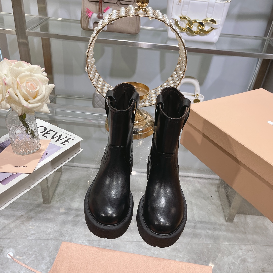 NO:467225,The new leather 25 autumn and winter show boots are the most worth buying boots this year without a single one!  Many internet celebrities have taken it. Miumiu is really cool and spicy this autumn and winter. The limited edition of autumn and winter is very difficult to buy in the counter. It looks very hard and is actually very soft and easy to wear!  Excellent feet feel!  The boots are wide and can be worn with thick legs and thin legs, and they can be loose and look straight!  !  Full of punk style!  Fabric: high-end cowhide, inner beef, outsole: Italian integrated molded outsole, three colors: 35-40 (40 custom made, non-return), boots, miumiu, boots, cowhide19860909皮25秋冬走秀新款长靴今年最值得入手的靴子 没有之一！超多网红明星上脚 miumiu今年秋冬确实泰酷辣 秋冬限定款 专柜非常难买 看着很硬的样子 其实非常软巨好穿！脚感超赞！ 靴筒宽大 不管腿粗腿细 都能穿出宽松感而且非常显腿直！！朋克风十足！ 面料: 高级牛皮 内里牛里 大底:意大利一体成型大底 三个颜色 : 35-40（40 定制不退换）,靴子,miumiu,boots,cowhide,Women's Shoes