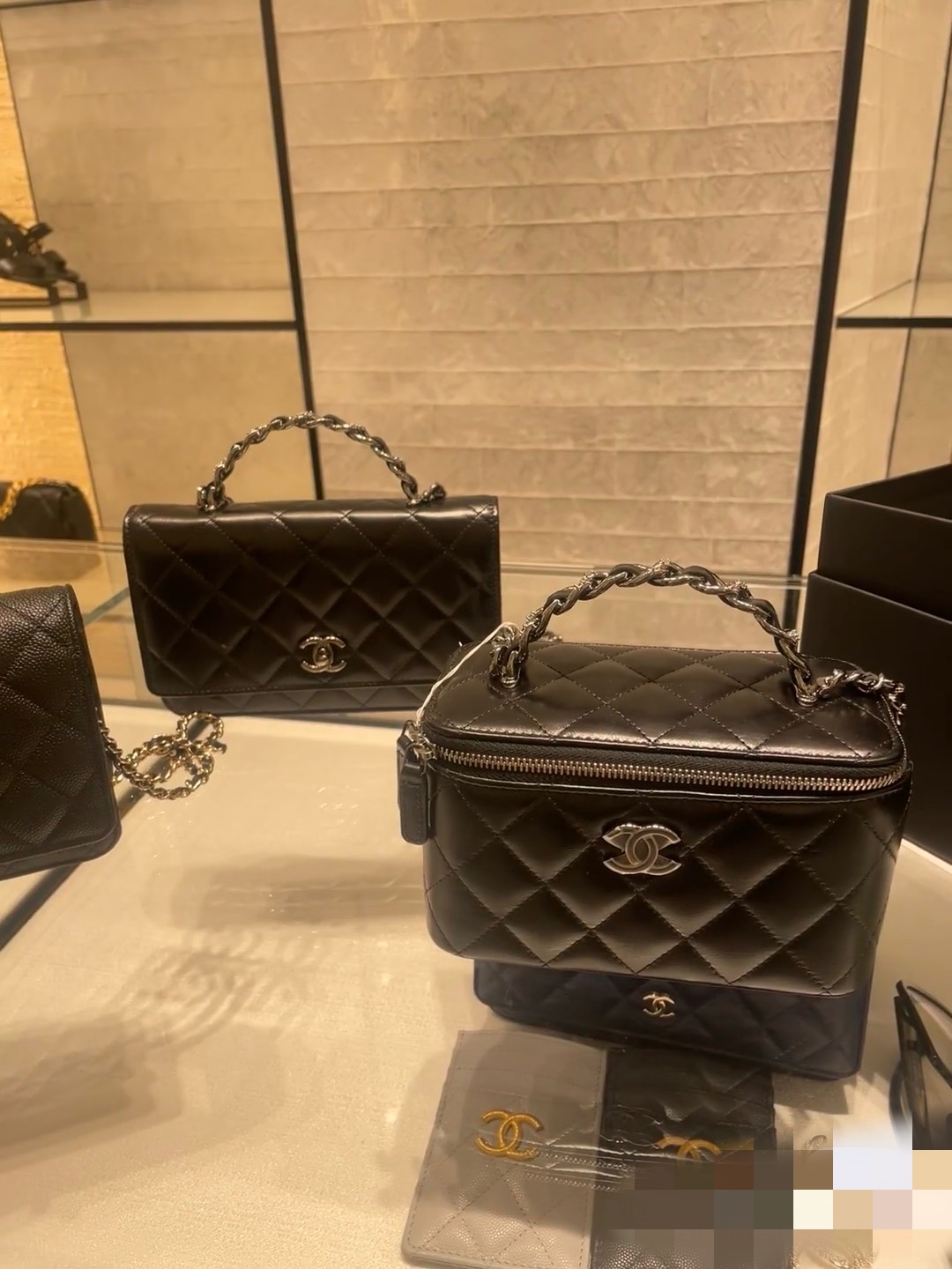 现货现货Ohanel24K新品黑银水钻手柄长盒子包化妆包牛皮手柄黑银皮质是带点纹理的牛皮质感高级耐磨A尺