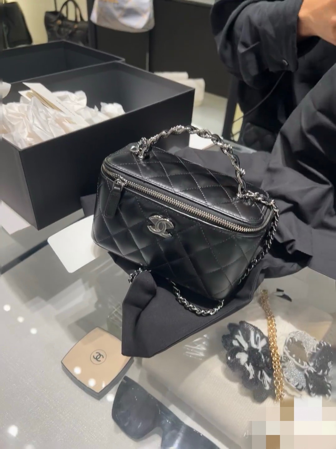 现货现货Ohanel24K新品黑银水钻手柄长盒子包化妆包牛皮手柄黑银皮质是带点纹理的牛皮质感高级耐磨A尺