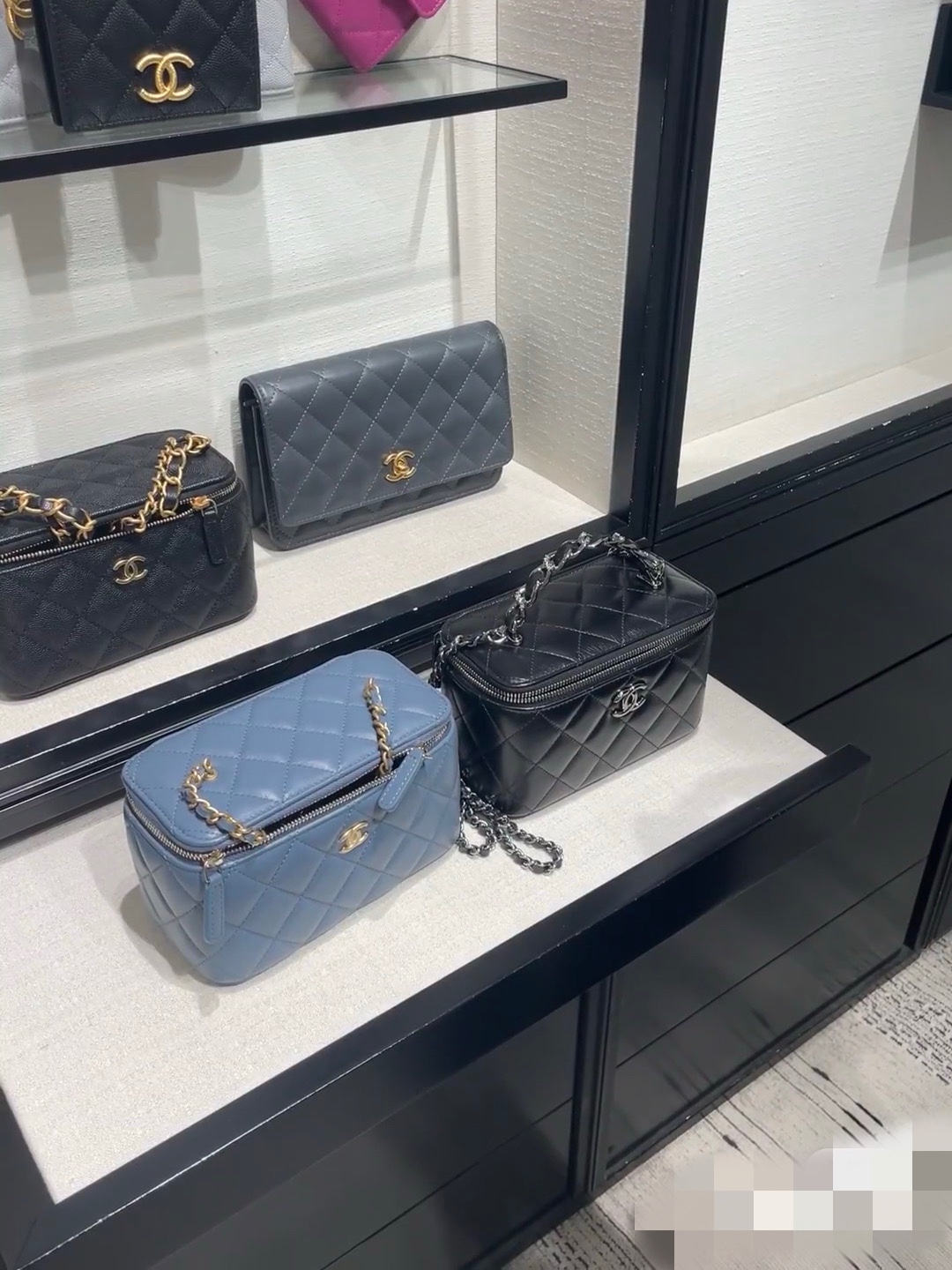 现货现货Ohanel24K新品黑银水钻手柄长盒子包化妆包牛皮手柄黑银皮质是带点纹理的牛皮质感高级耐磨A尺