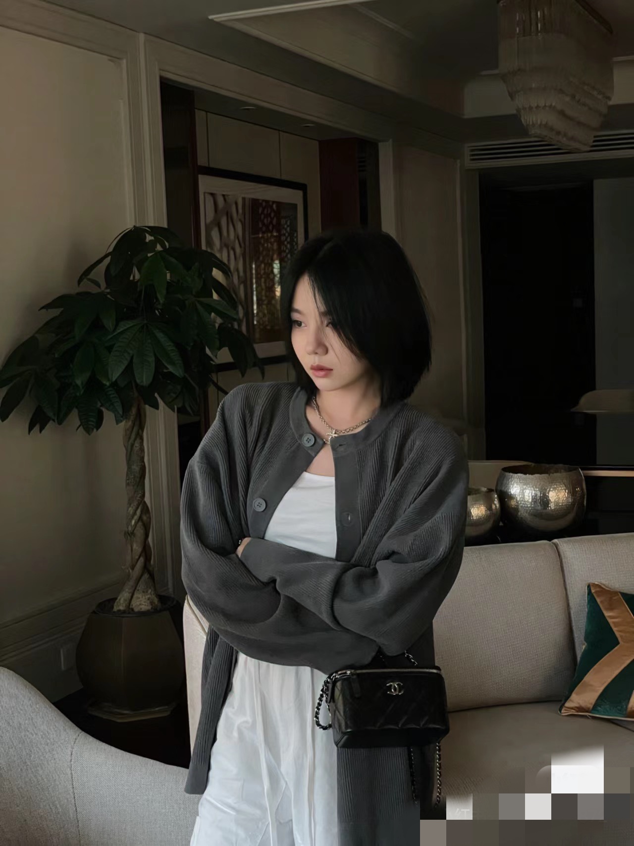 现货现货Ohanel24K新品黑银水钻手柄长盒子包化妆包牛皮手柄黑银皮质是带点纹理的牛皮质感高级耐磨A尺
