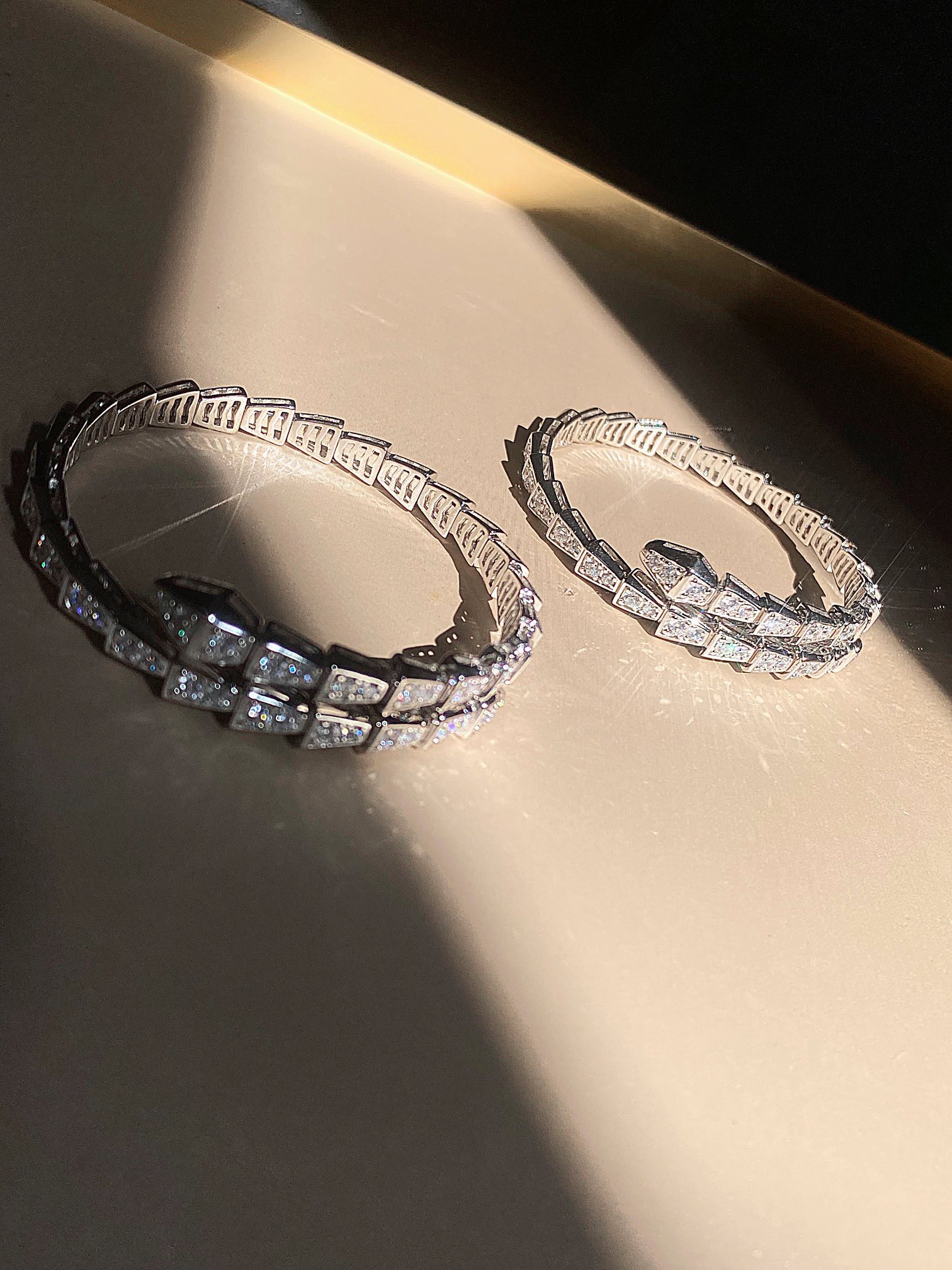 NO:102193,925 Sterling Silver Capture the charm, temptation and charming sensibility of the SERPENTI VIPER bracelet with an intoxicating and wonderful design to pay tribute to its spirit beasts. This jewelry is elegant and charming, lingering around the wrist, and the beautiful snake scales shine with the ultimate moving light, presenting the unique spreading and curved spirit snakes., Bulgari bracelet, bvlgari, bracelet, bracelet, pure silver19860909925纯银 以令人沉醉的绝妙设计捕捉SERPENTI VIPER 手链的魅力、诱惑和迷人的感性,以此向其灵兽致敬.此款珠宝雅致迷人,萦绕腕间,美丽的蛇鳞闪烁着极致动人的光芒,呈现灵蛇独有的蔓延弯曲.,宝格丽手镯,bvlgari,bracelet,bracelet,pure silver,Jewelry