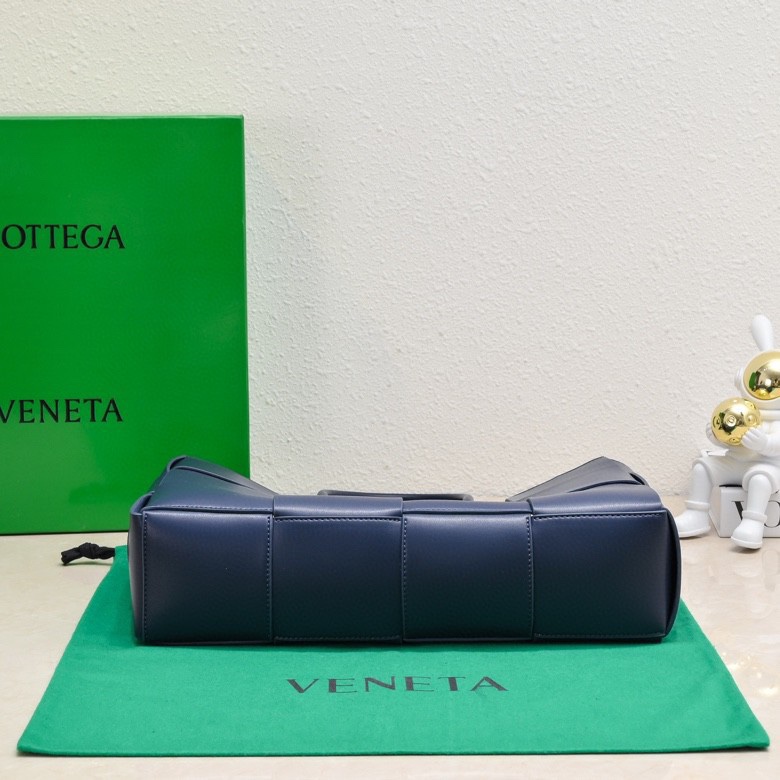 BV托特包小四格终于出货啦皮质手感很棒！非常低调越看越喜欢的一个包平时出门搭车搭飞机东西多还需要拿电脑背