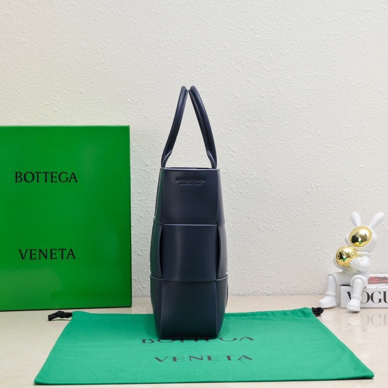 BV托特包小四格终于出货啦皮质手感很棒！非常低调越看越喜欢的一个包平时出门搭车搭飞机东西多还需要拿电脑背
