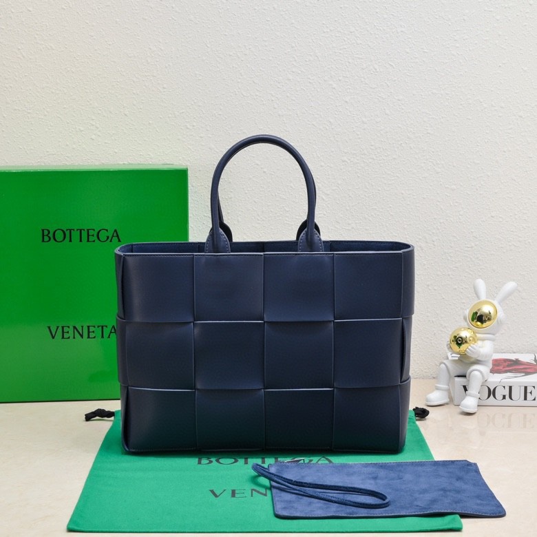 BV托特包小四格终于出货啦皮质手感很棒！非常低调越看越喜欢的一个包平时出门搭车搭飞机东西多还需要拿电脑背