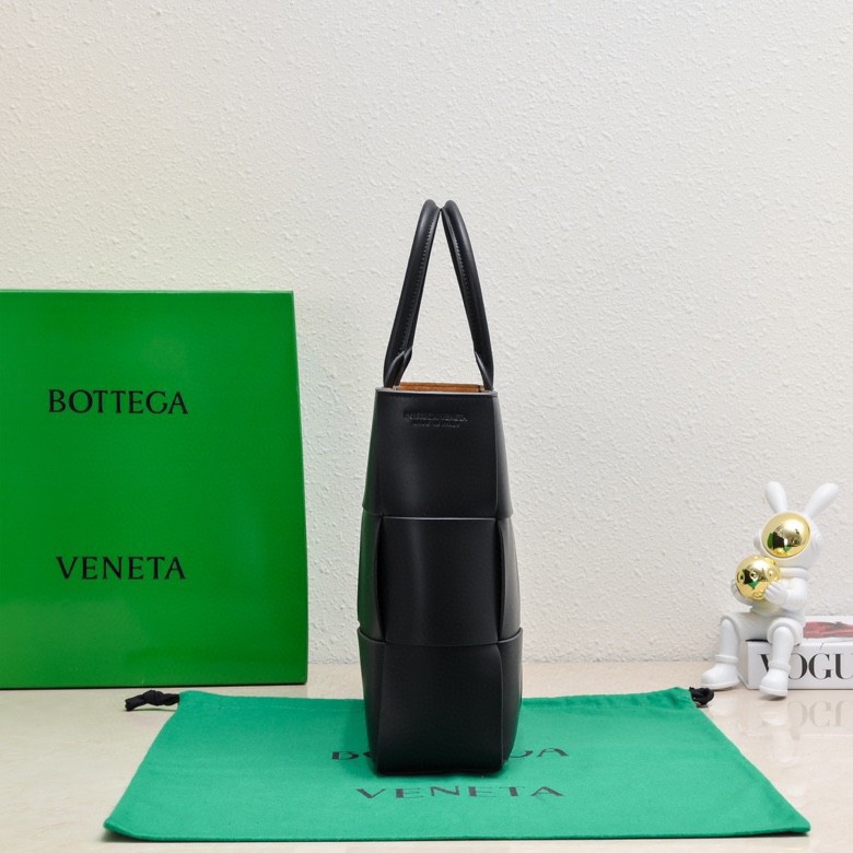 BV托特包小四格终于出货啦皮质手感很棒！非常低调越看越喜欢的一个包平时出门搭车搭飞机东西多还需要拿电脑背
