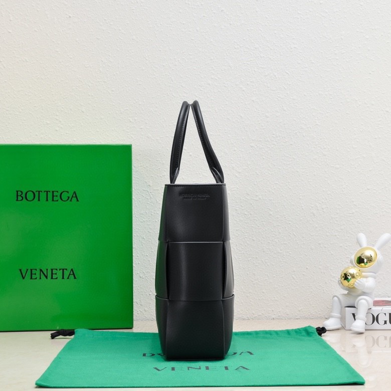 BV托特包小四格终于出货啦皮质手感很棒！非常低调越看越喜欢的一个包平时出门搭车搭飞机东西多还需要拿电脑背