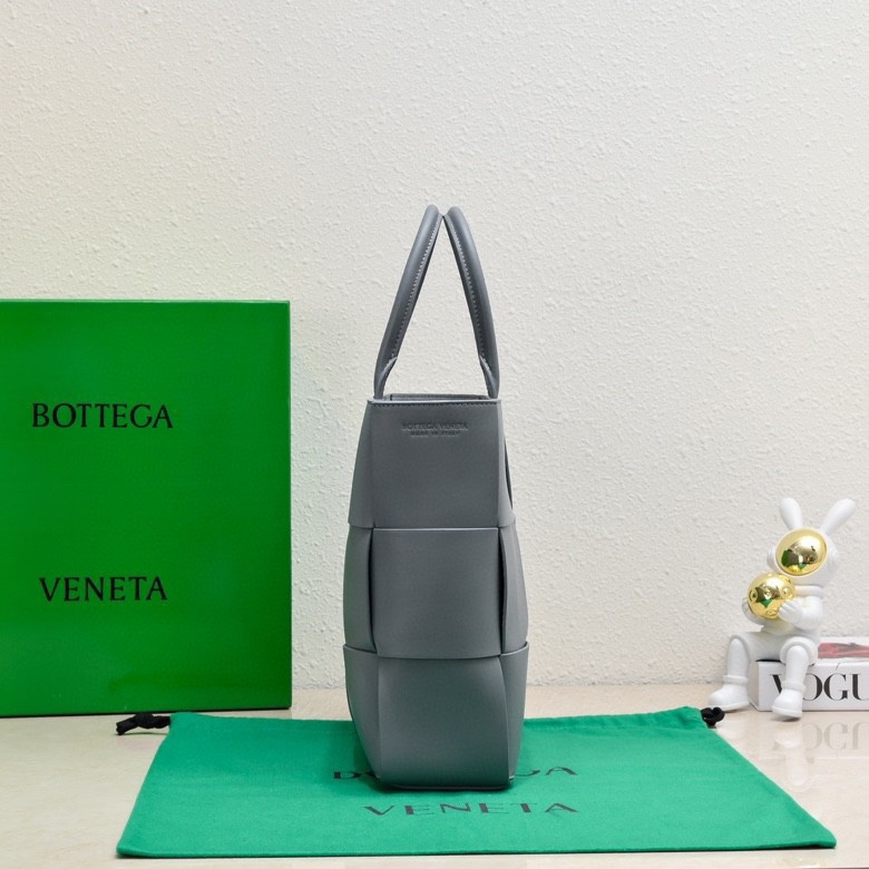 BV托特包小四格终于出货啦皮质手感很棒！非常低调越看越喜欢的一个包平时出门搭车搭飞机东西多还需要拿电脑背