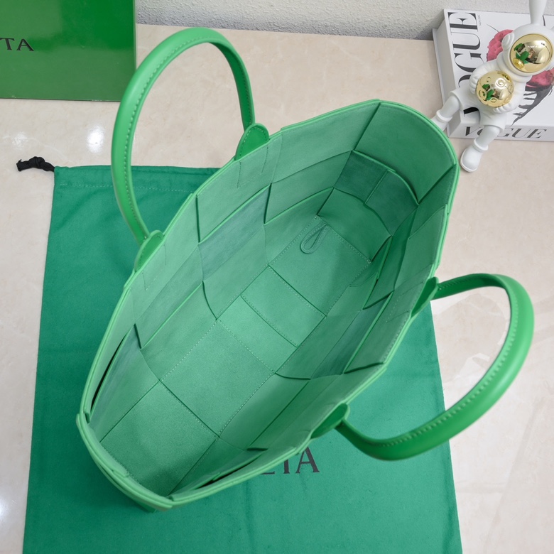 BV托特包小四格终于出货啦皮质手感很棒！非常低调越看越喜欢的一个包平时出门搭车搭飞机东西多还需要拿电脑背